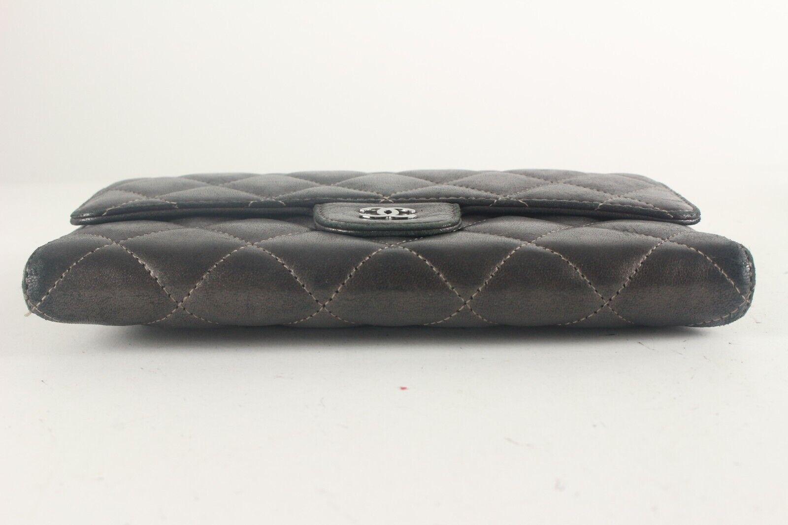 CHANEL Charcoal Grey Leathe Classic Flap Wallet 2CCS725K In Good Condition For Sale In Dix hills, NY