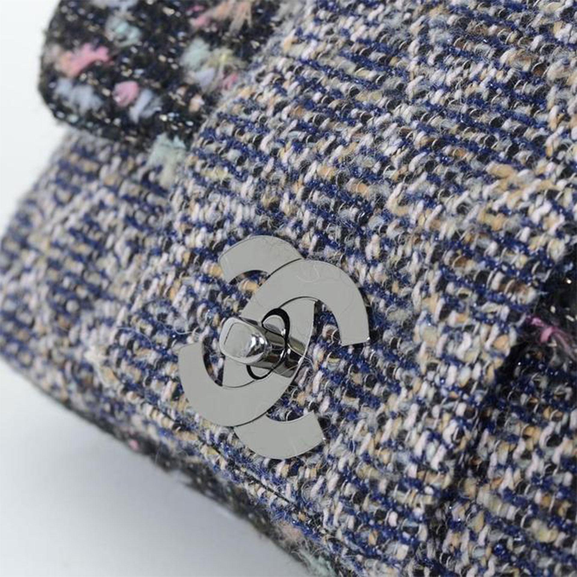 Chanel 2004 Rare Charcoal Multi Colored Fantasy Tweed Large CC Logo Shoulder Bag For Sale 6
