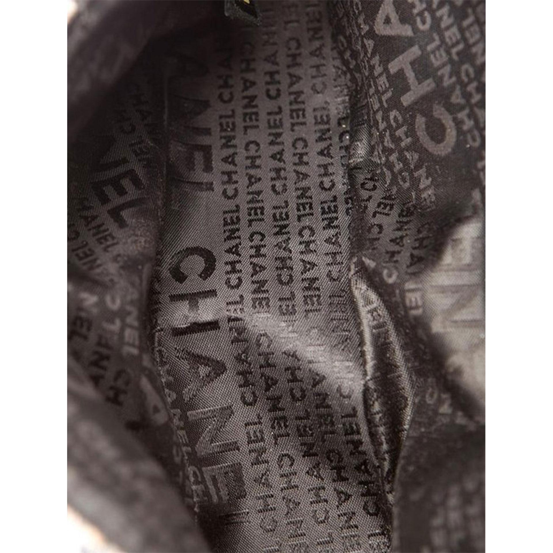 Chanel 2004 Rare Charcoal Multi Colored Fantasy Tweed Large CC Logo Shoulder Bag For Sale 7