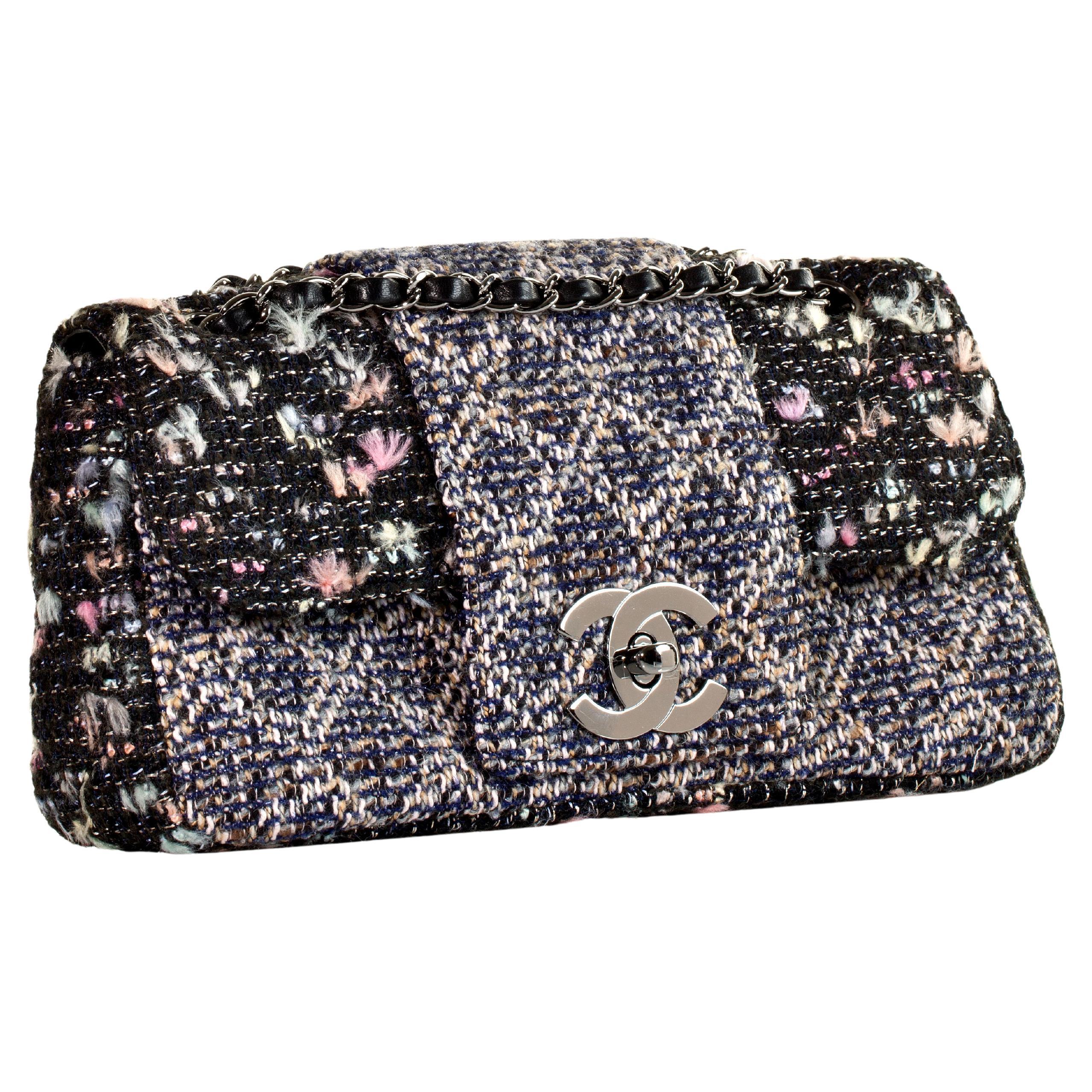 Chanel 2004 Rare Charcoal Multi Colored Fantasy Tweed Large CC Logo Shoulder Bag In Good Condition For Sale In Miami, FL