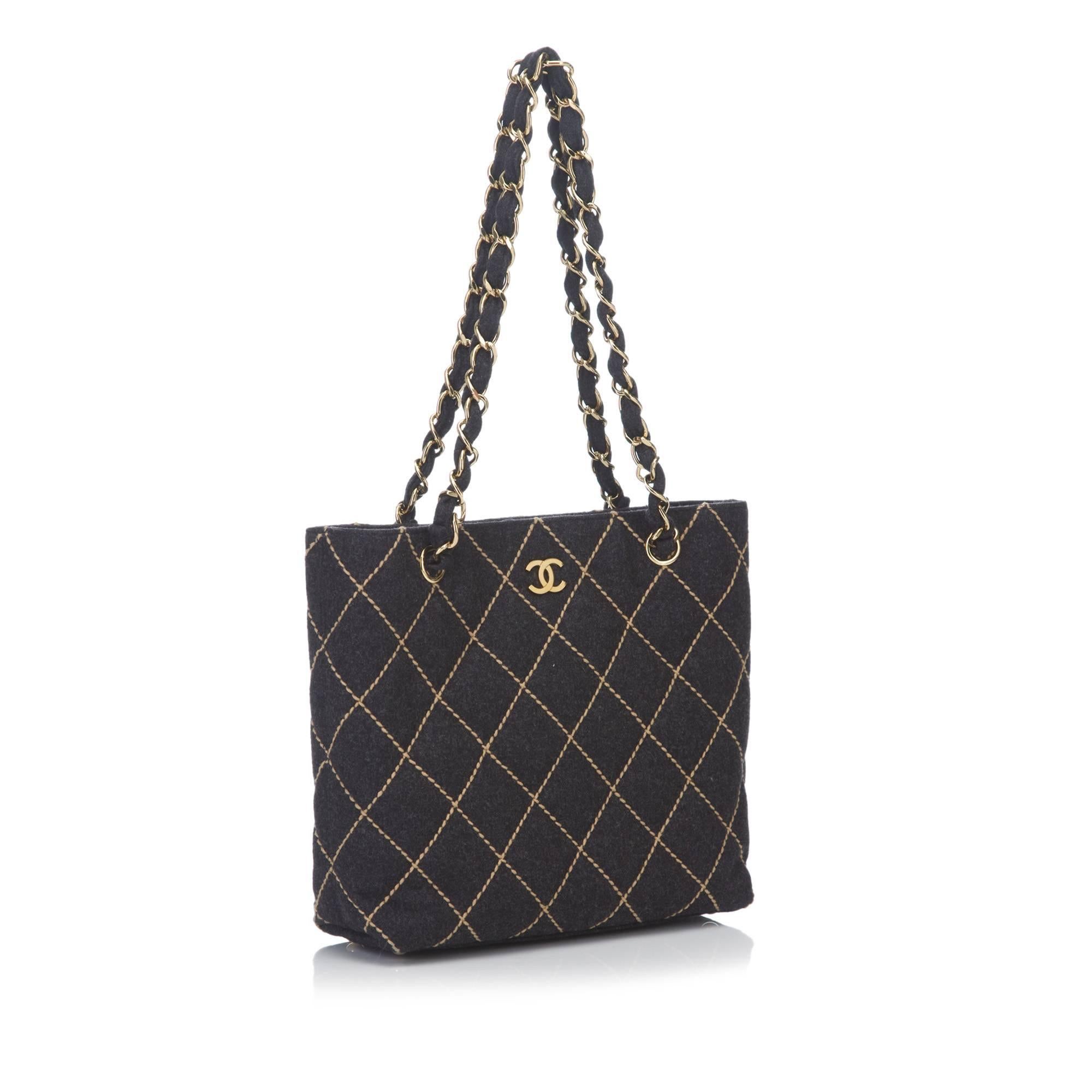 This shoulder bag features a wool body, gold-tone chains, top magnetic closure, and interior zip and slip pocket. 

It carries an AB condition rating.

Dimensions: 
Length 27 cm
Width 23 cm
Depth 9 cm
Shoulder Drop 24 cm

Inclusions: Dust