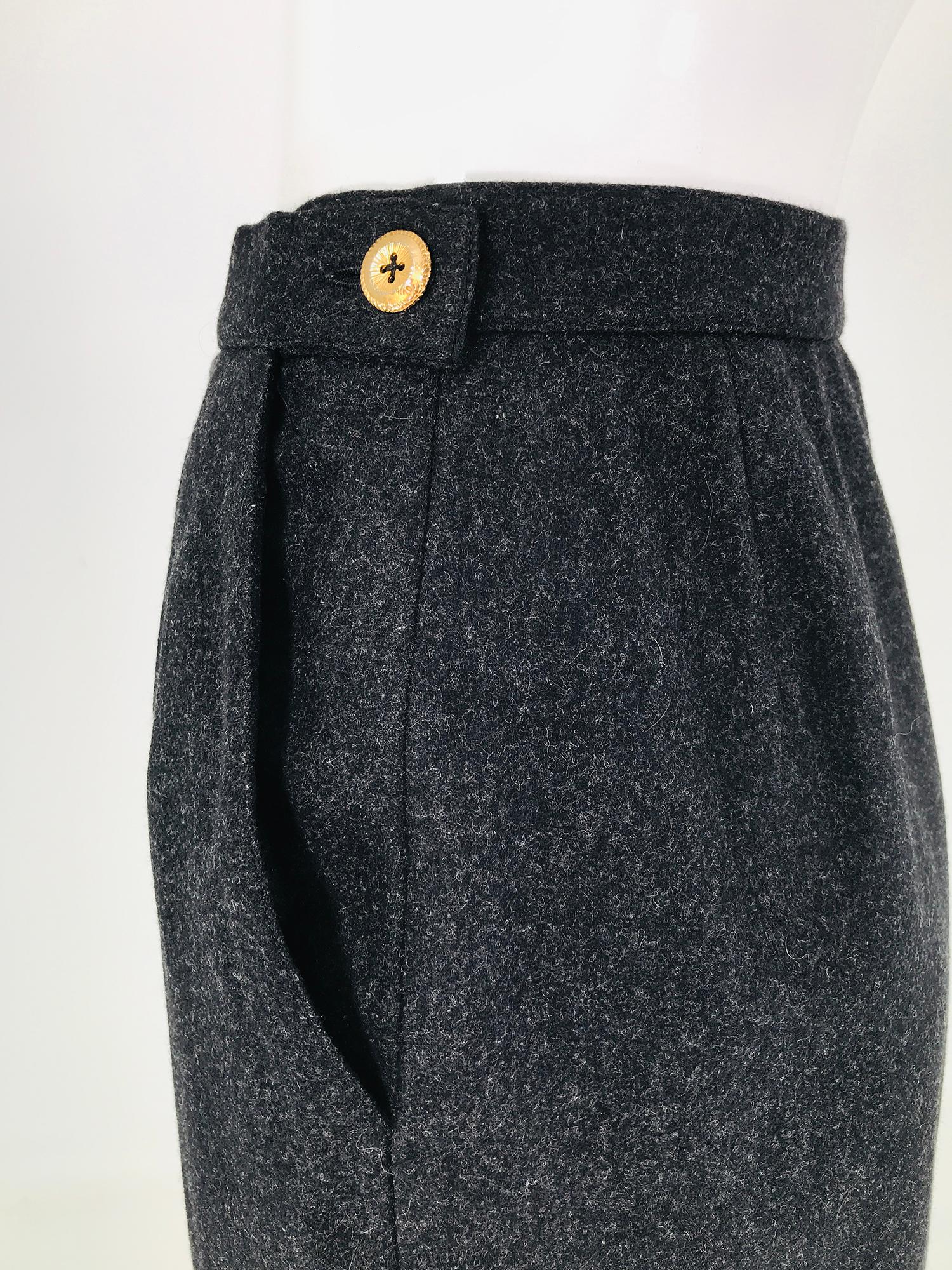 Chanel Jupe crayon vintage en laine anthracite plissée sur le devant avec poche avant en vente 6