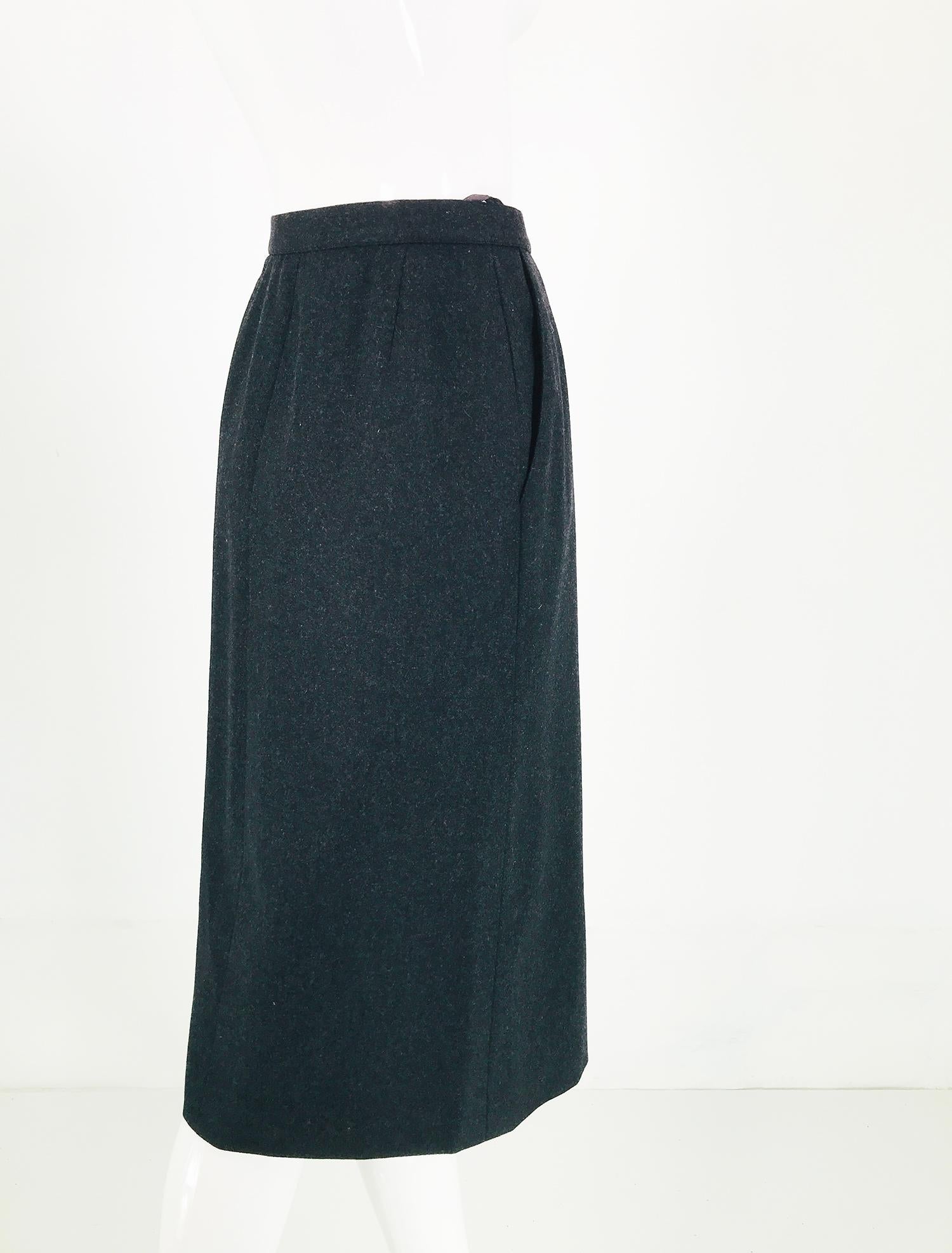 Chanel Charcoal Wool Kick Pleat Front Pocket Pencil Skirt Vintage In Good Condition For Sale In West Palm Beach, FL