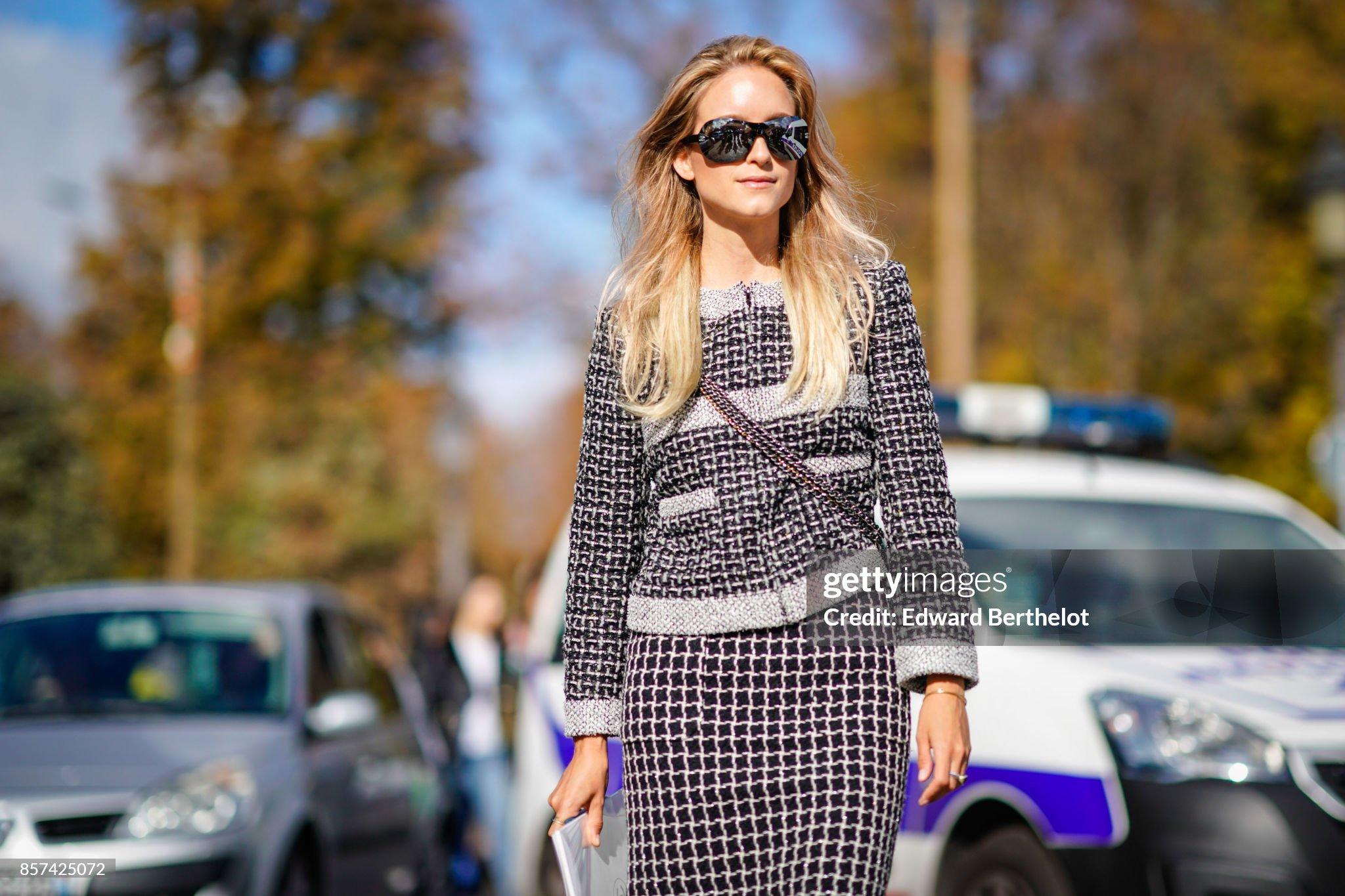 Nouvelle veste en tweed noir Lesage de Chanel avec des éclats complexes -- comme vue sur la blogueuse de mode Charlotte Groenveld !
- Bijou du logo CC à la taille 
- fermeture à glissière avec logo 
- doublure en soie noire, maillons de chaîne à