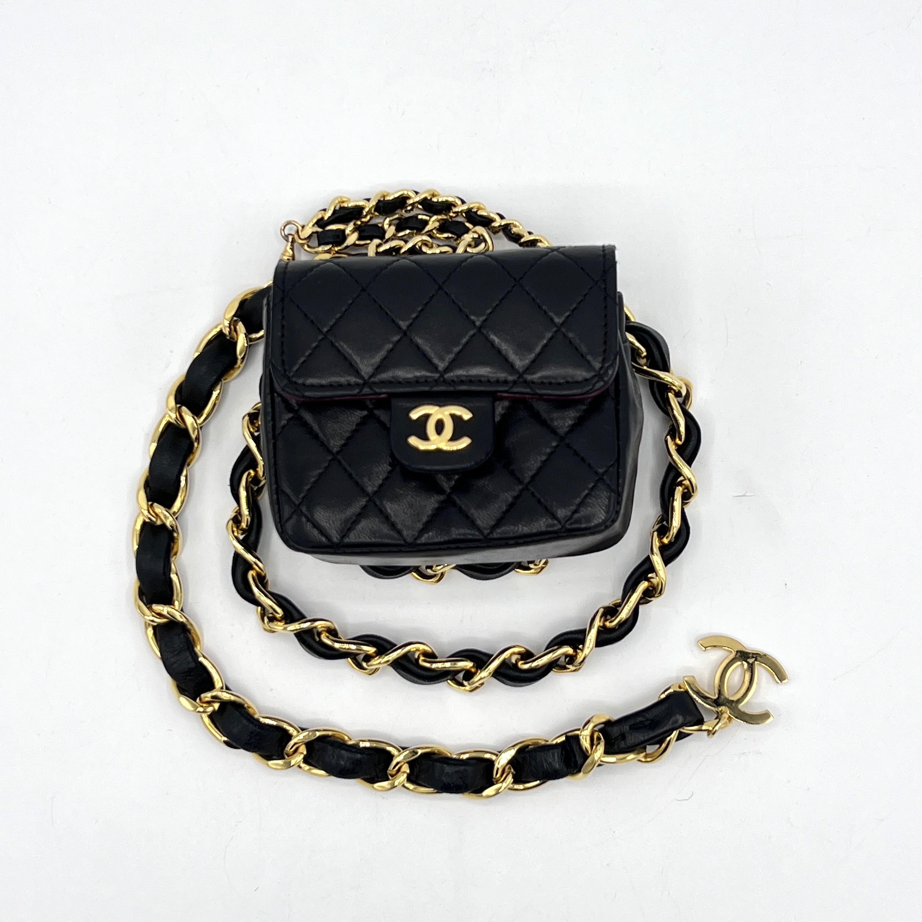 Cintura a catena con borsa charme di Chanel in metallo dorato e pelle, CIRCA 1990 in vendita