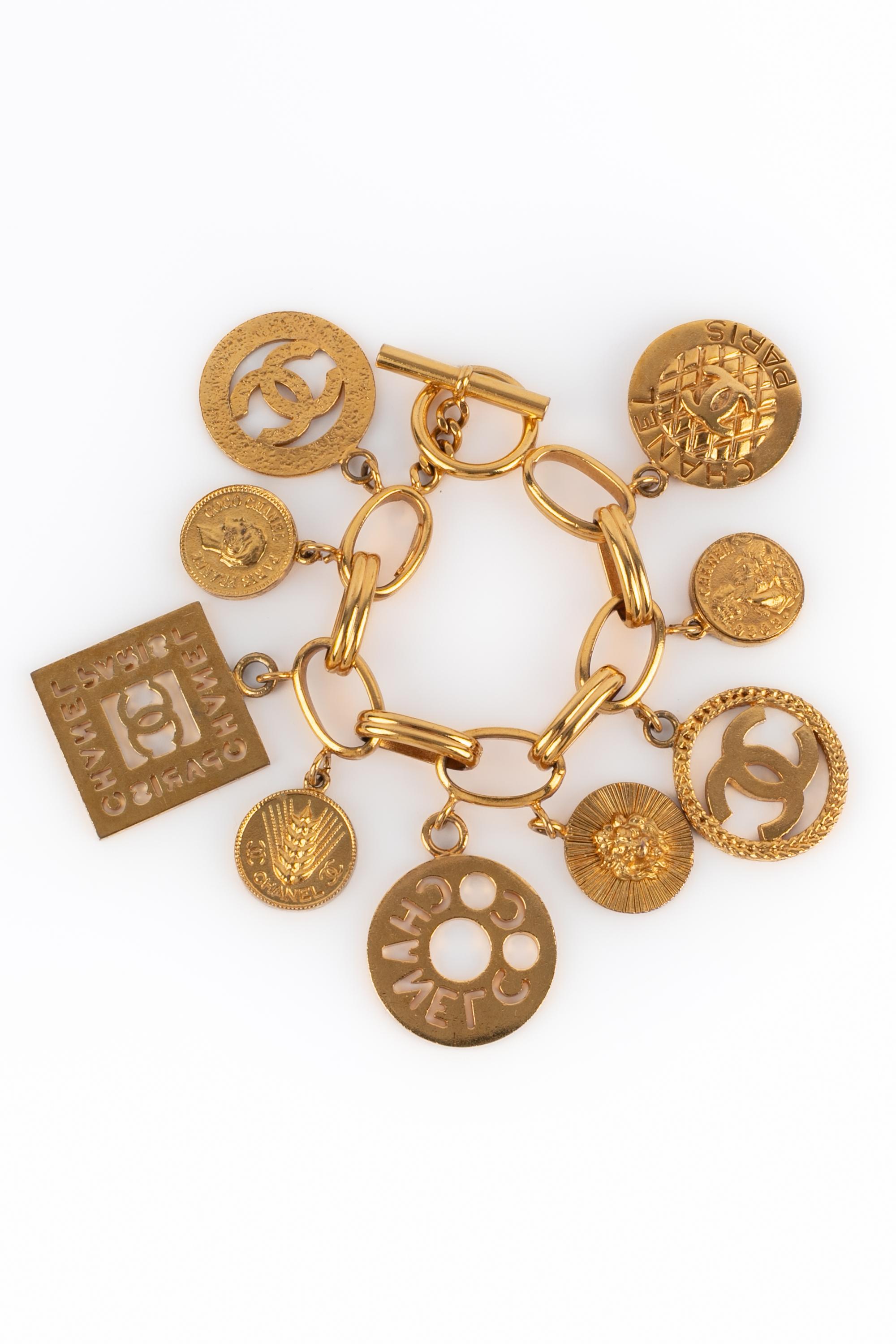 CHANEL - (Made in France) Wide-link bracelet with charms. A 2cc9 Collection - from the early 1990s under the artistic direction of Karl Lagerfeld.

Condition:
Very good condition

Dimensions:
Length: 22 cm

SKU:BRAB156