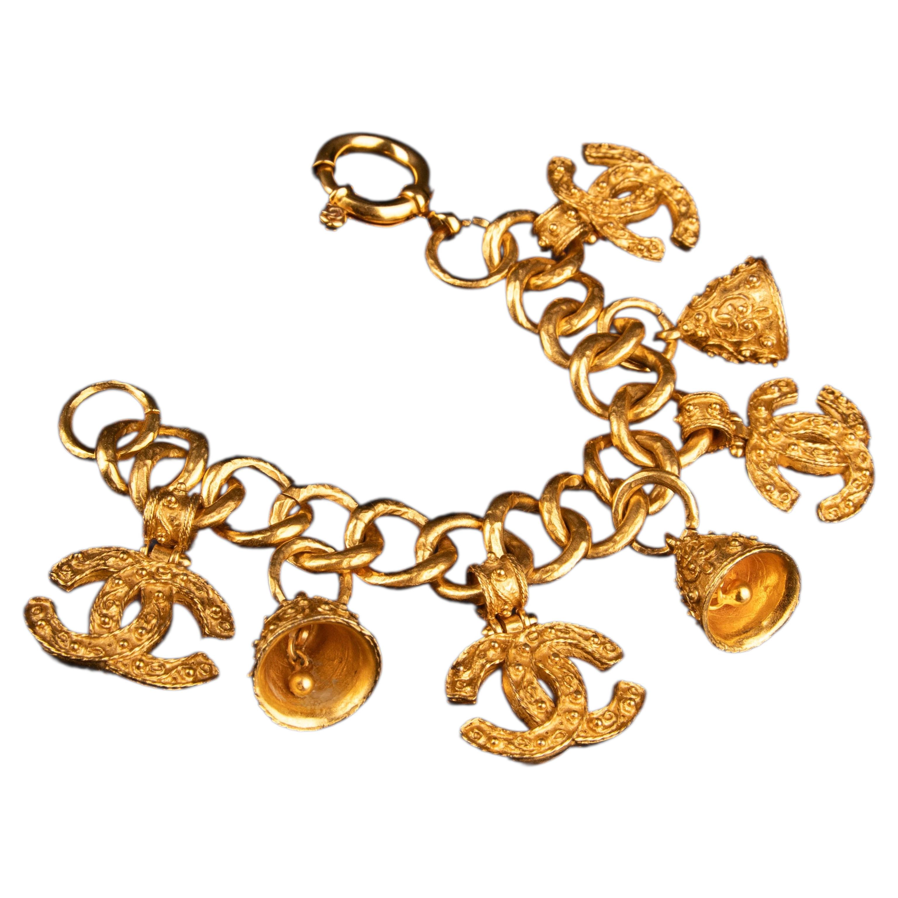 Bracciale charme Chanel di Karl Lagerfeld for Chanel Autunno-Inverno 1994 in vendita