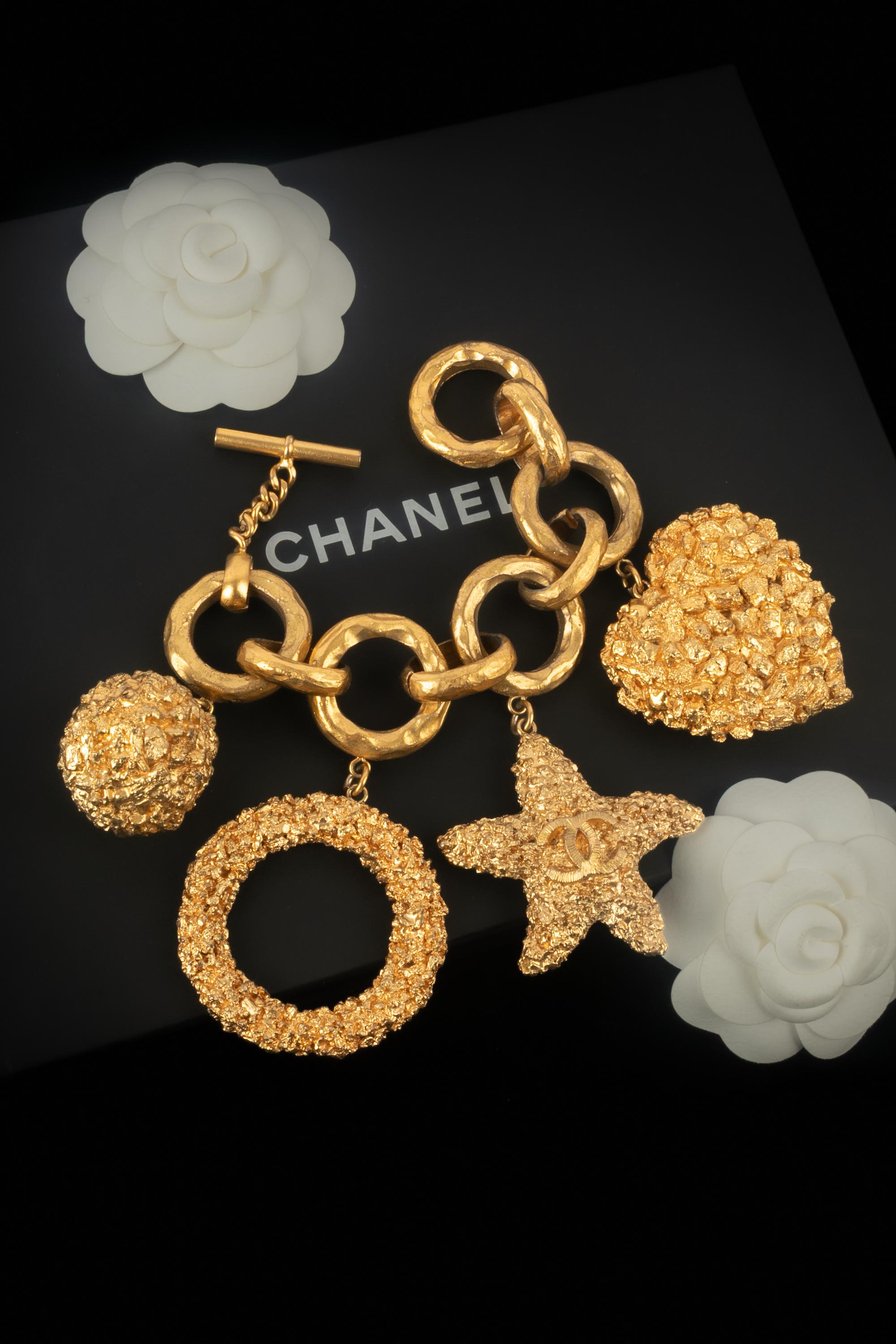 Chanel - (Made in France) Bracciale in metallo dorato con charme di grande effetto. Collezione Cruise 1993 sotto la direzione artistica di Karl Lagerfeld.

Condizioni:
Ottime condizioni

Dimensioni:
Lunghezza: 23 cm

SKU:BRAB102