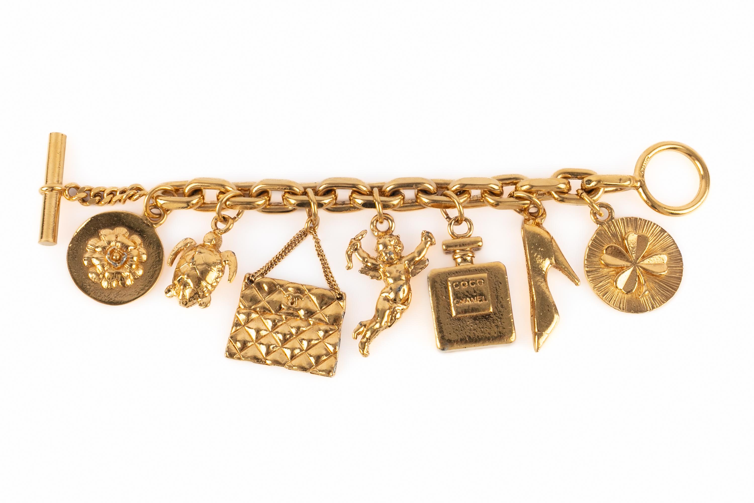 Chanel - (Made in France) Bracciale in metallo dorato ornato da charme raffiguranti una camelia, una borsetta, una bottiglia di profumo, ...

Condizioni:
Ottime condizioni

Dimensioni:
Lunghezza: 20 cm

SKU:BRAB148


