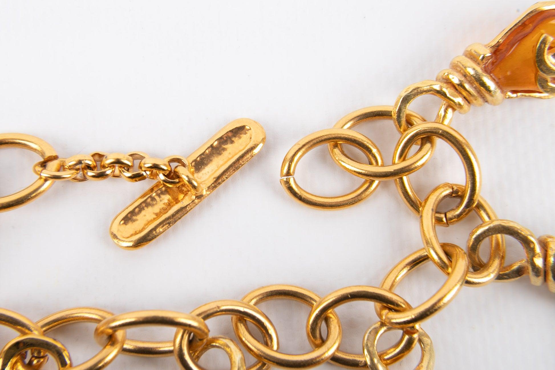 Chanel Charm Bracelet Golden Metal with Glass Paste Charms, 1995 In Excellent Condition For Sale In SAINT-OUEN-SUR-SEINE, FR