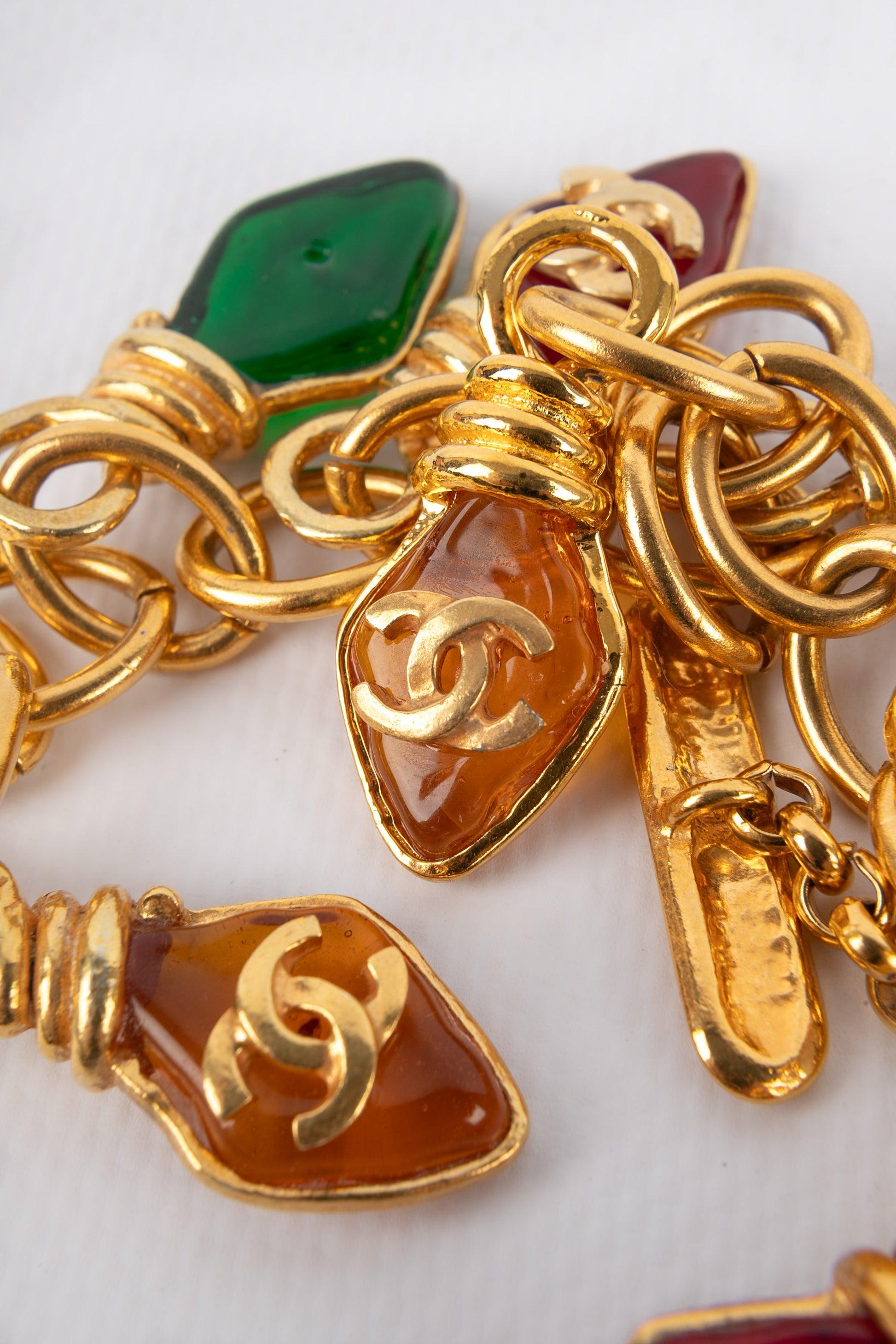 Chanel Charm-Armband aus goldenem Metall mit Glaspastell-Charm-Anhängern, 1995 Damen im Angebot