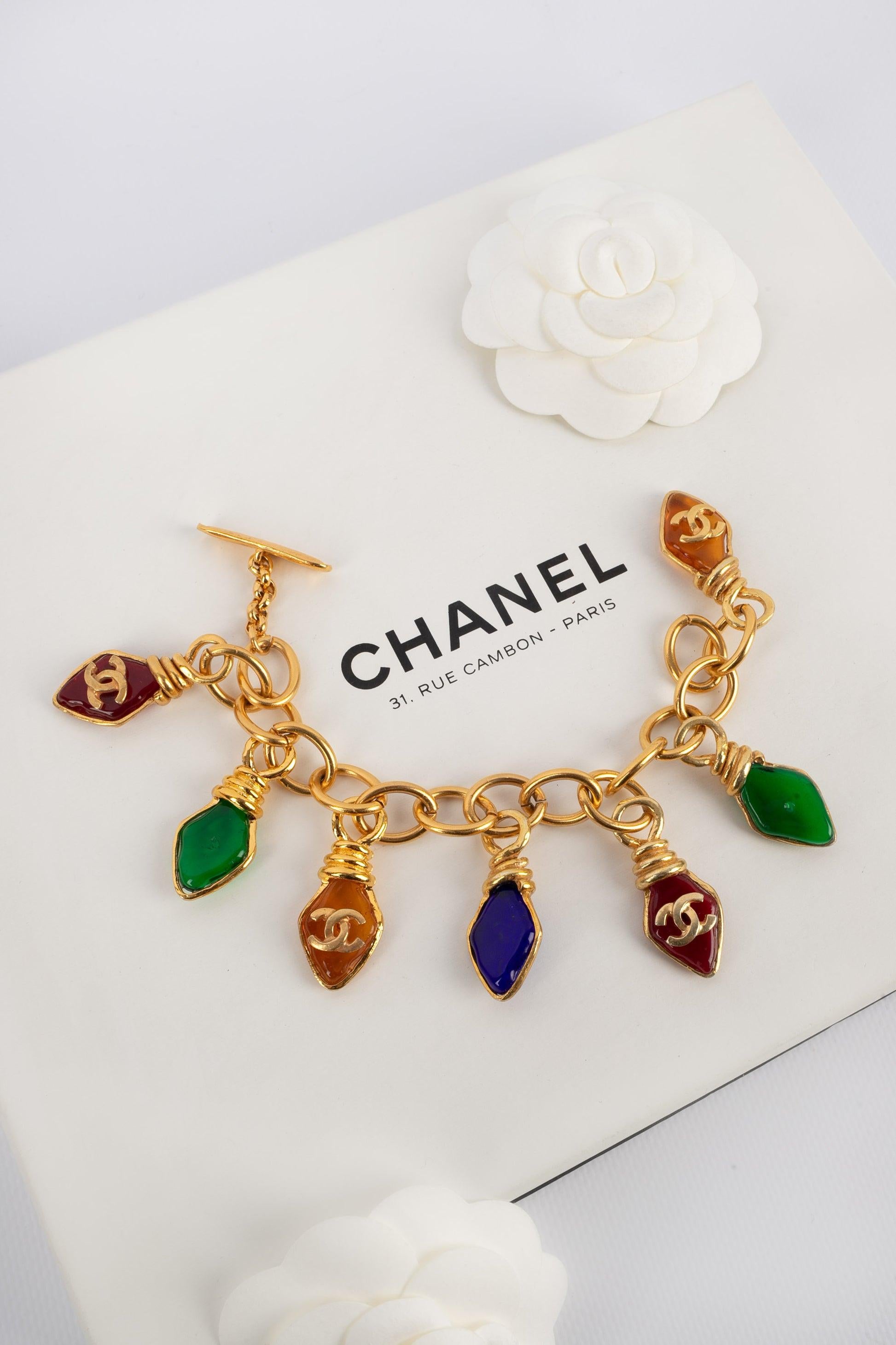 Chanel Charm-Armband aus goldenem Metall mit Glaspastell-Charm-Anhängern, 1995 im Angebot 3