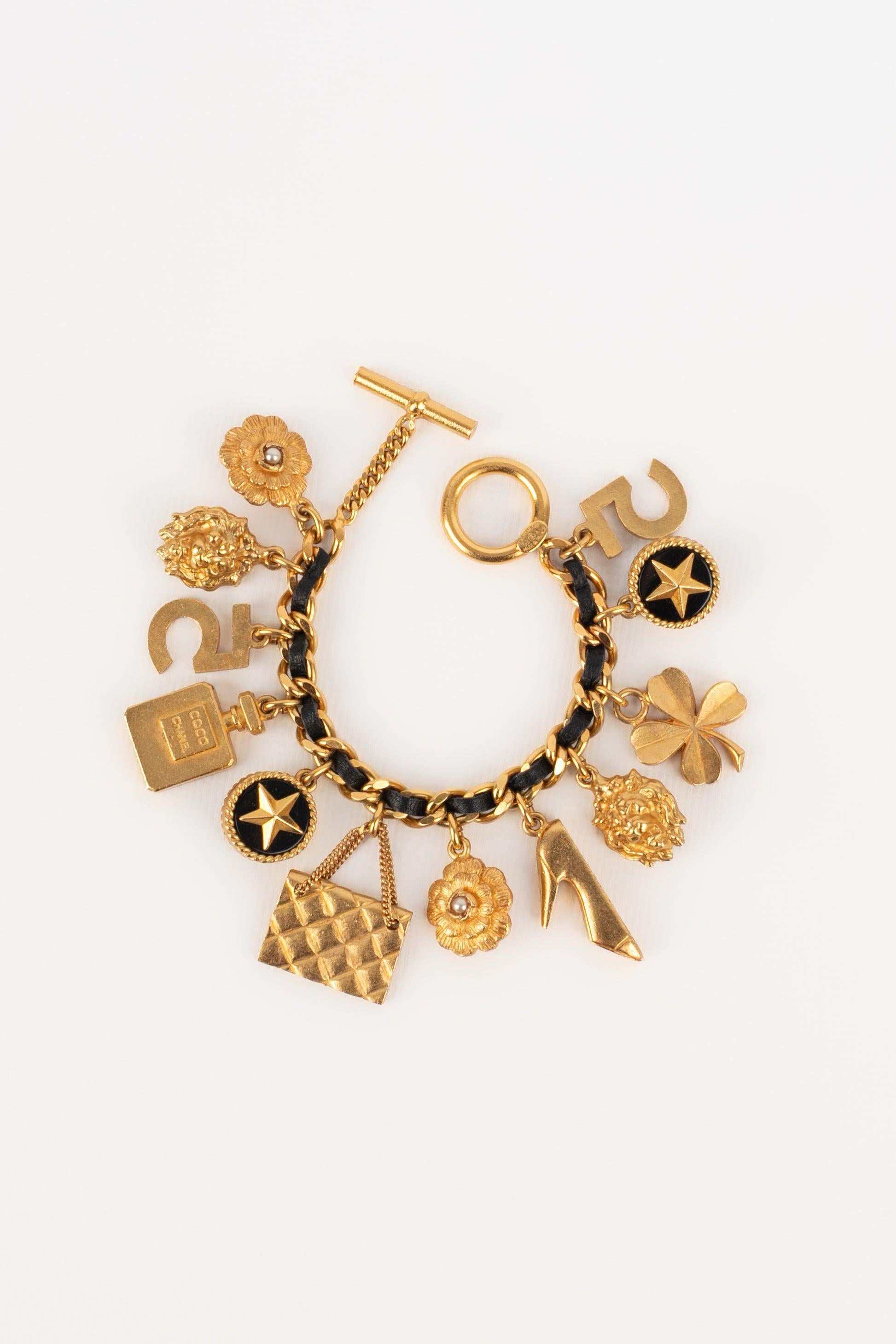 Chanel - (Made in France) Golden metal charm bracelet with leather. 1993 Fall-Winter Collection under the artistic direction of Karl Lagerfeld.

Additional information:
Condition: Very good condition
Dimensions: Length: 18 cm
Period: 20th