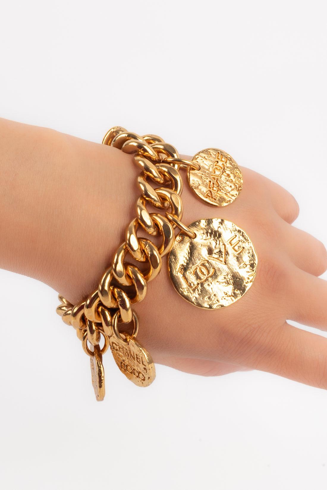 CHANEL - (Made in France) Golden metal charm bracelet. 2007 Spring-Summer Collection.

Additional information:
Condition: Very good condition
Dimensions: Length: 18 cm
Period: 21st Century
 
Seller Reference: BRAB85