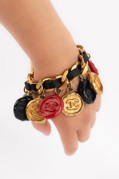 Chanel Charm Goldenes Metallkettenarmband mit Kette, 1993