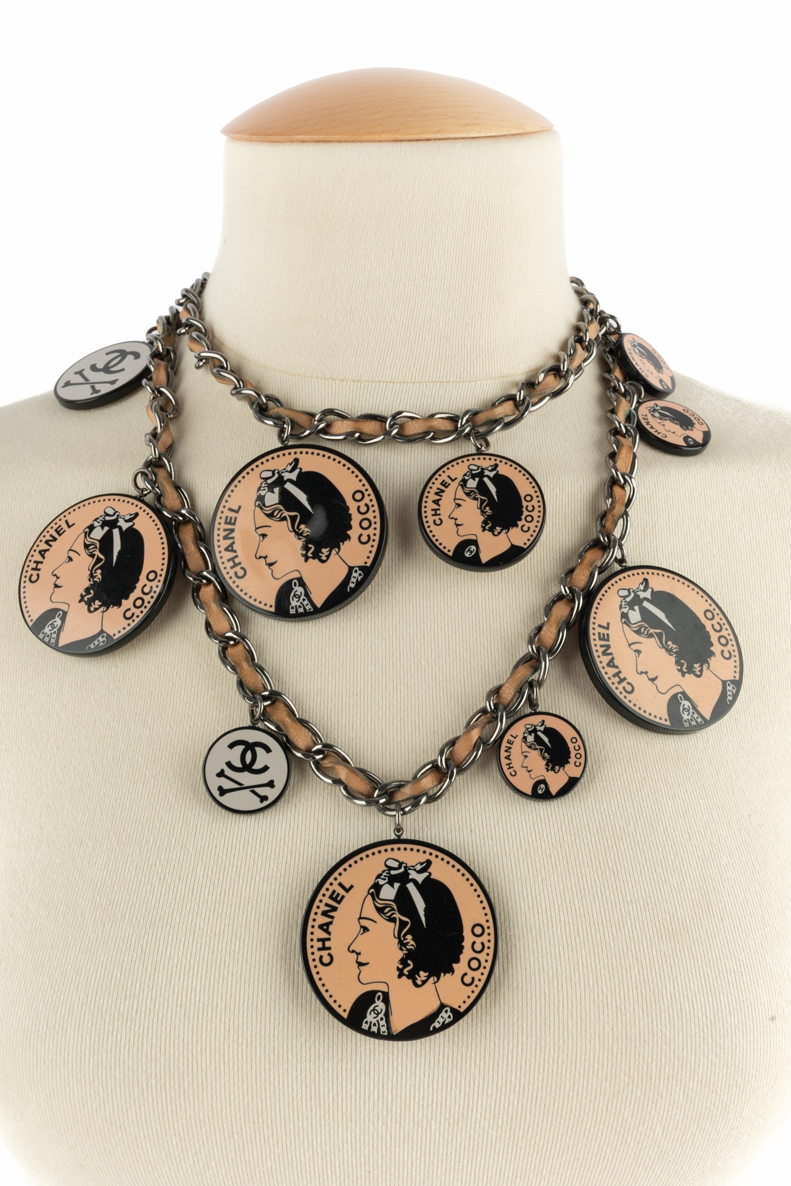 Collier à breloques Chanel 2003 en vente 6