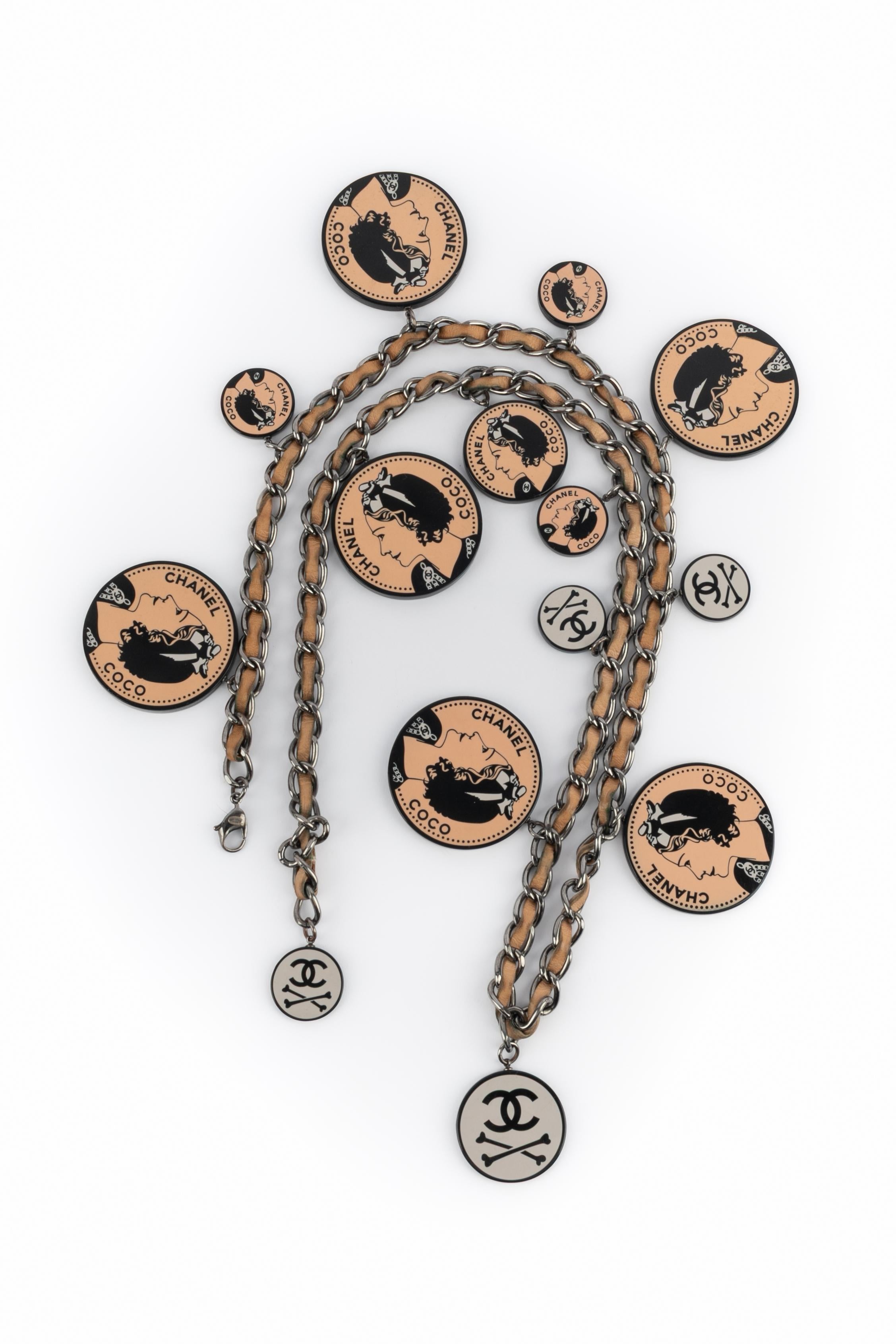 Collier à breloques Chanel 2003 Bon état - En vente à SAINT-OUEN-SUR-SEINE, FR