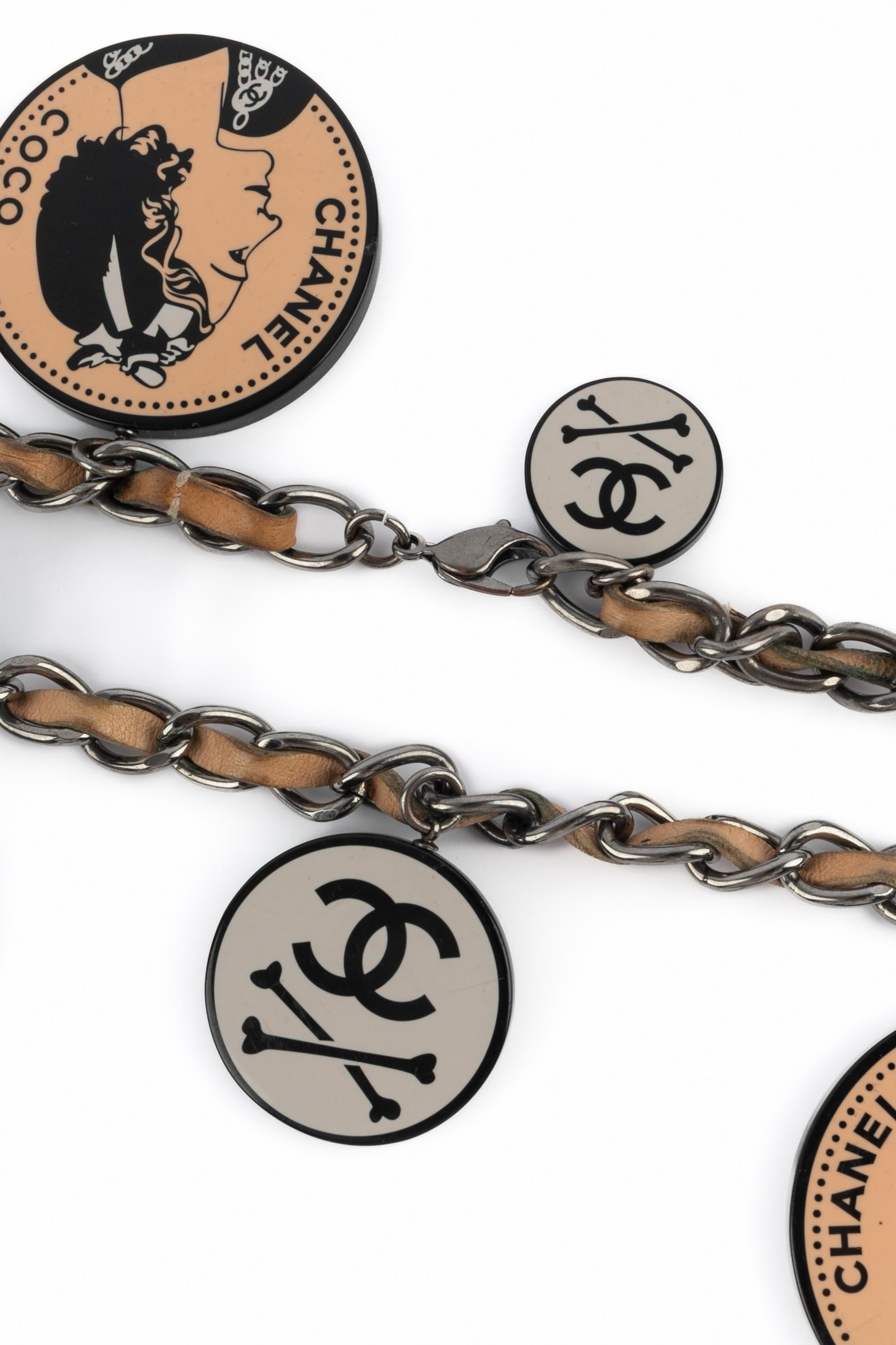 Collier à breloques Chanel 2003 Pour femmes en vente
