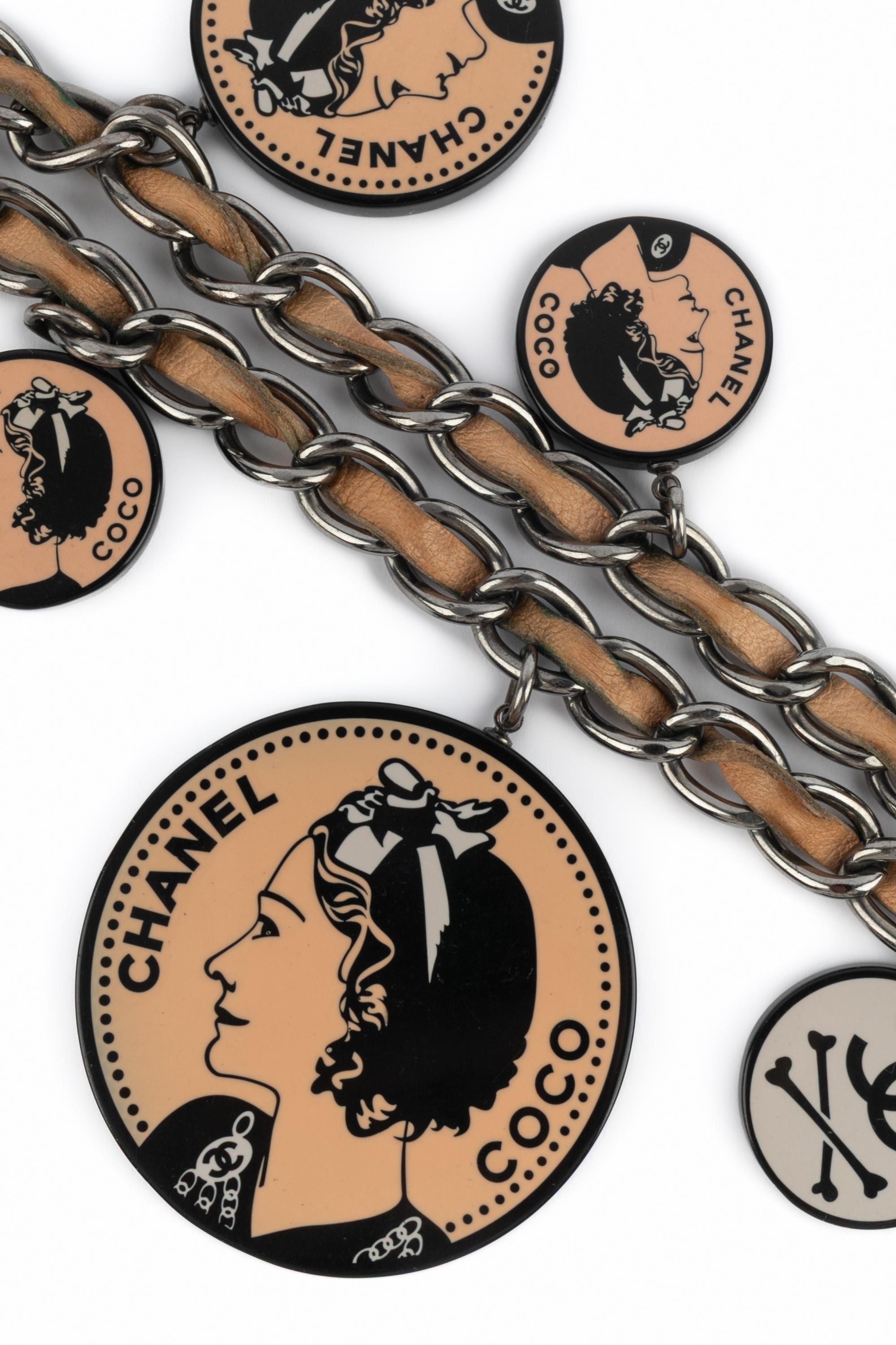 Collier à breloques Chanel 2003 en vente 1