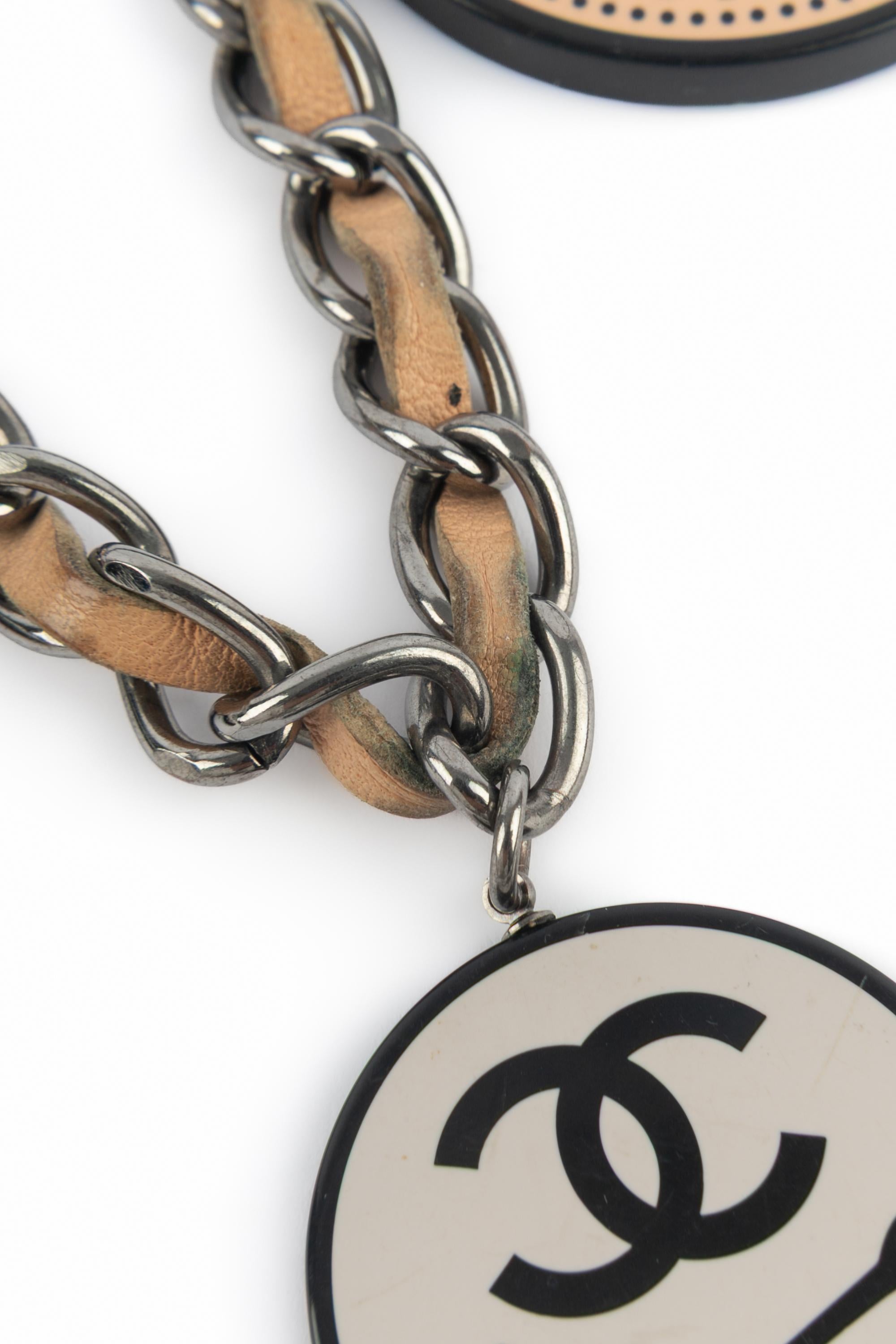 Collier à breloques Chanel 2003 en vente 2