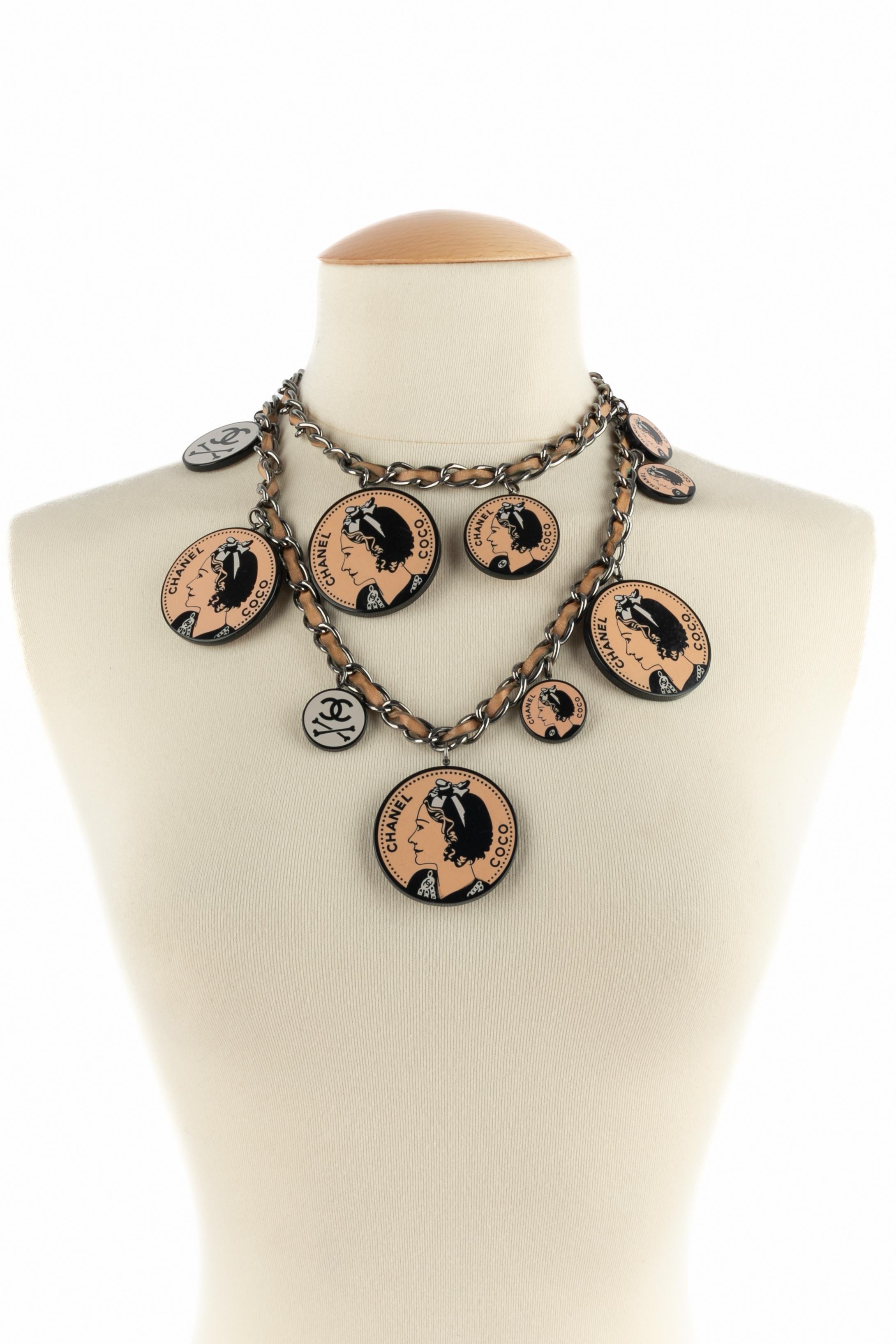 Collier à breloques Chanel 2003 en vente 5