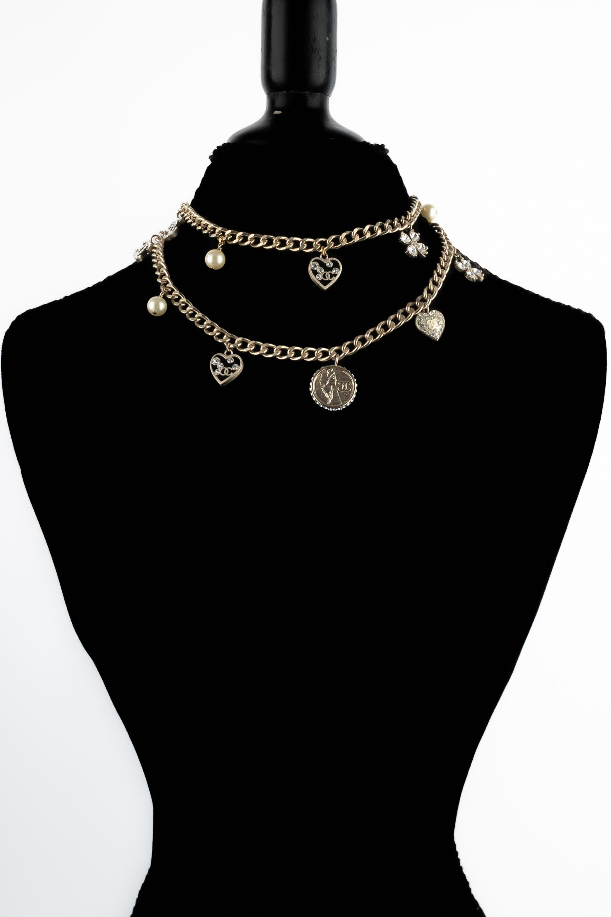 Collana con charme Chanel in vendita 6
