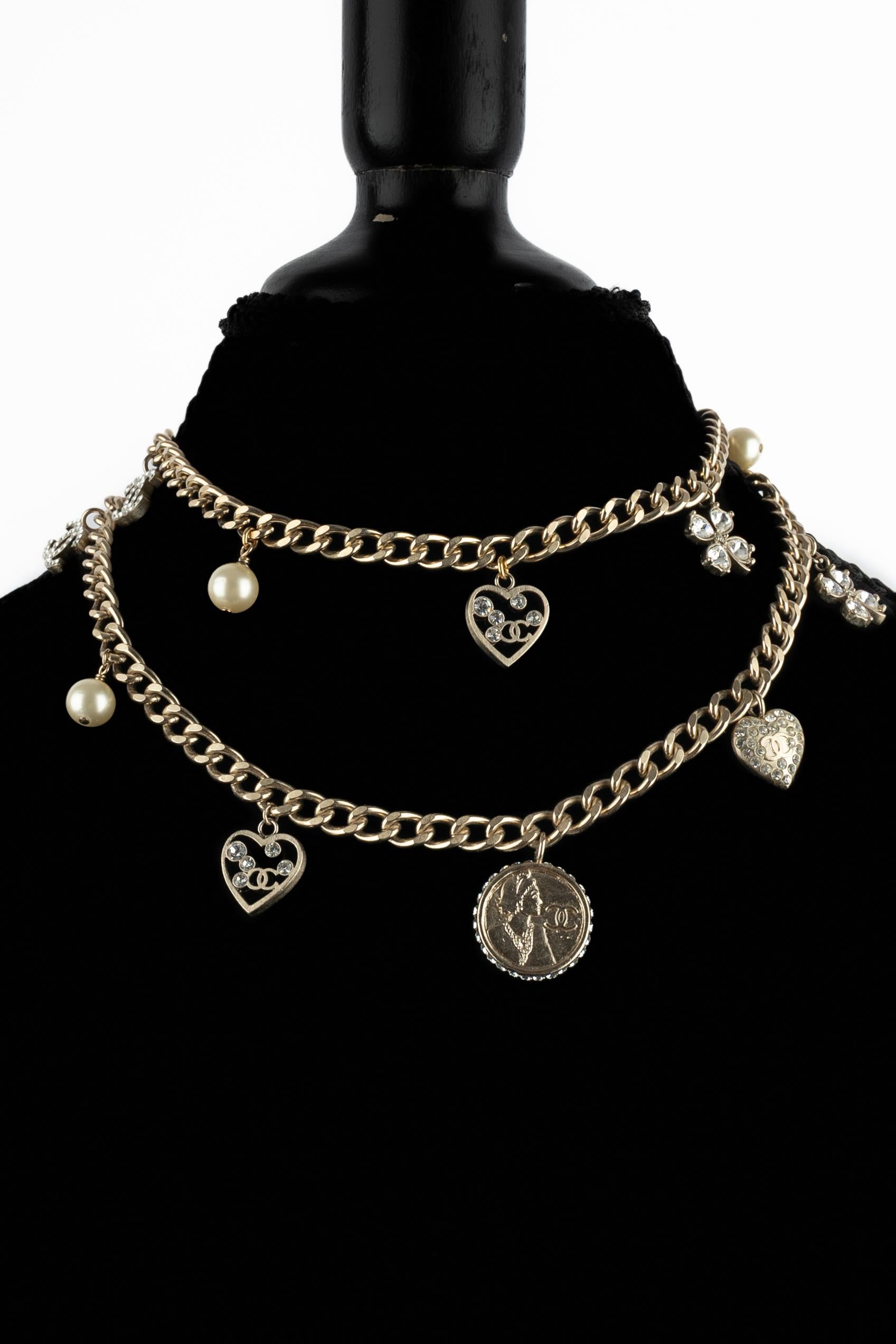 Collana con charme Chanel in vendita 7