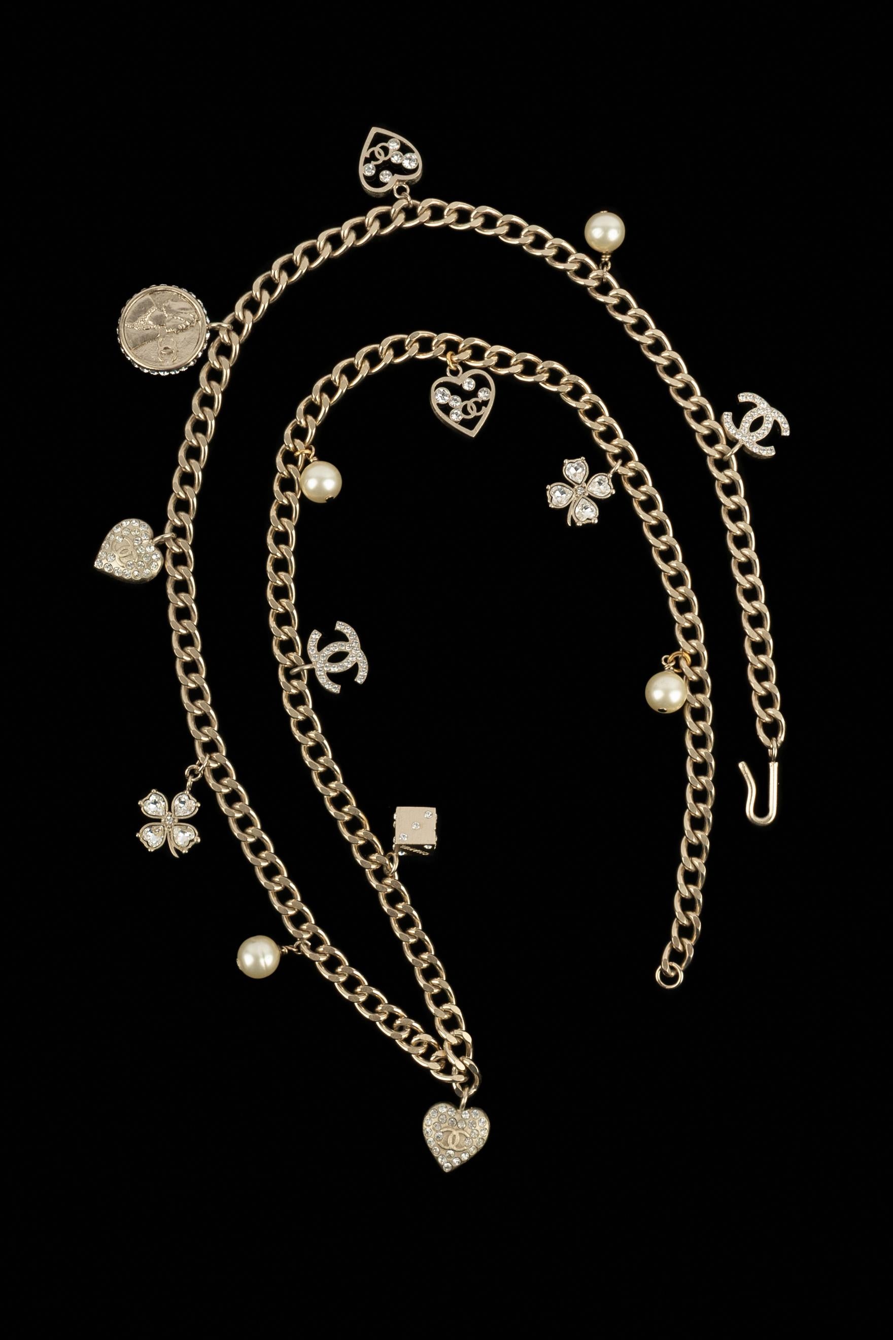Chanel - (Made in France) Collana in metallo argentato con charme, strass e piccole perle. Collezione Autunno-Inverno 2005 sotto la direzione artistica di Karl Lagerfeld.

Condizioni:
Ottime condizioni

Dimensioni:
Lunghezza: 85 cm

SKU:CB272