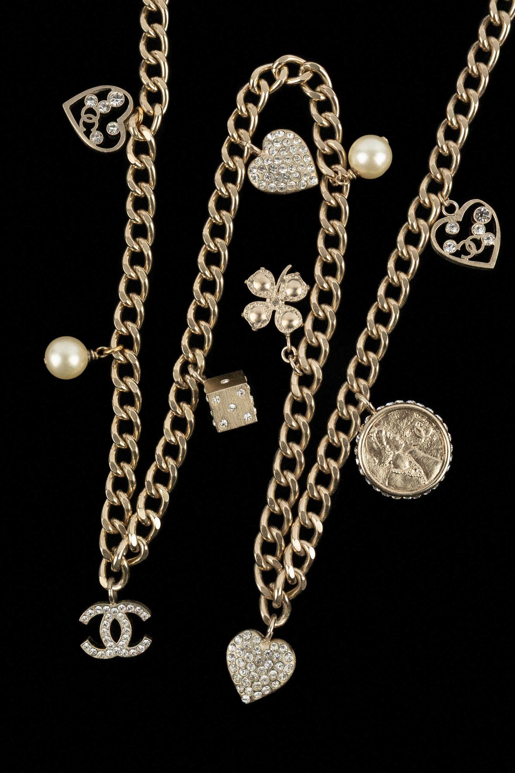 Collana con charme Chanel in vendita 1