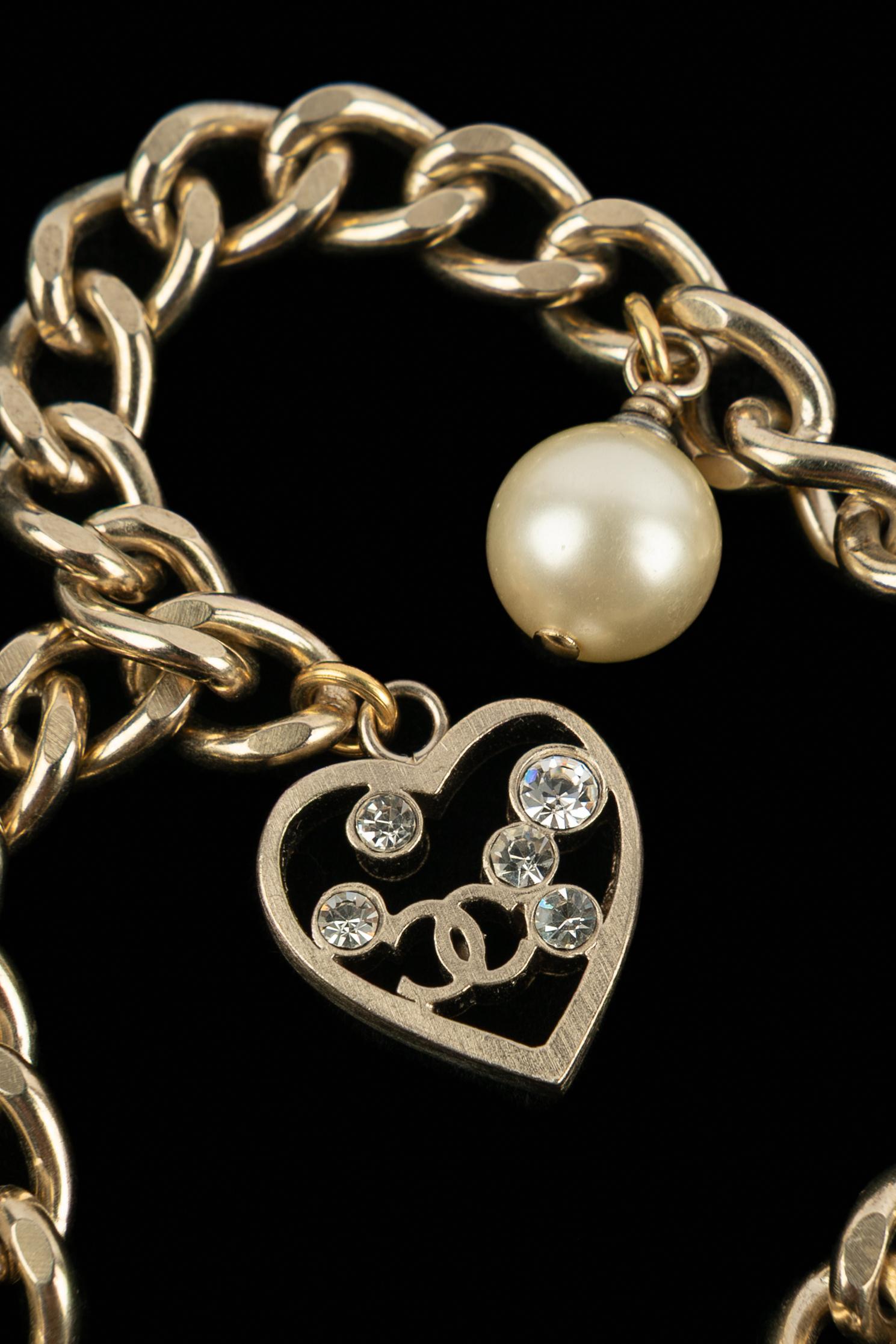 Collana con charme Chanel in vendita 3