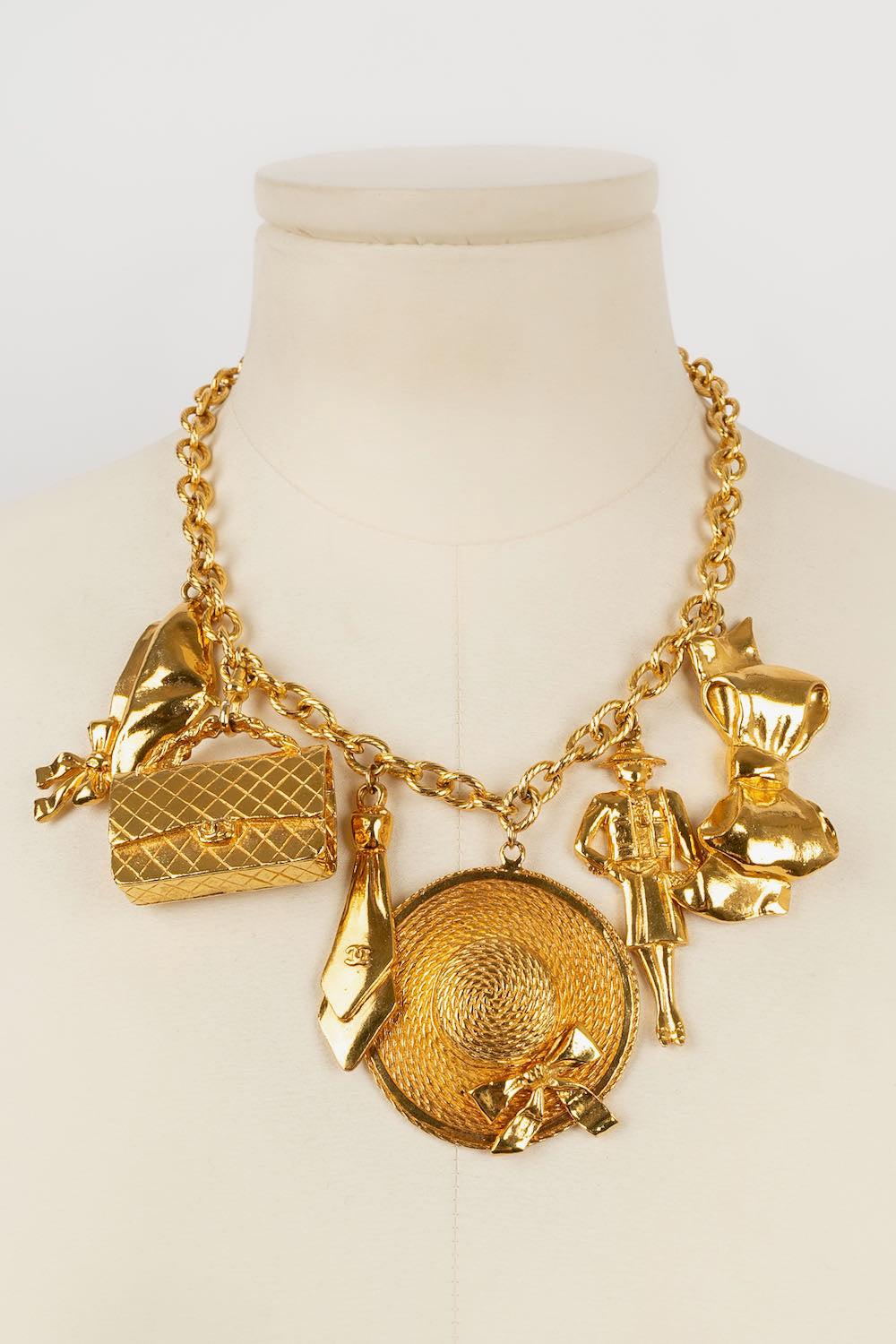 Chanel Collier à breloques en métal doré Excellent état - En vente à SAINT-OUEN-SUR-SEINE, FR