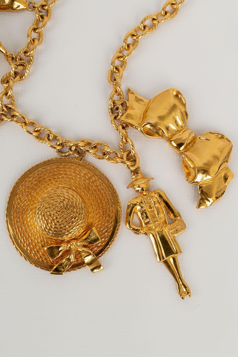 Chanel Collier à breloques en métal doré en vente 1