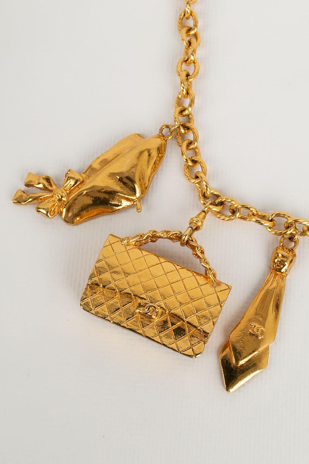 Chanel Collier à breloques en métal doré en vente 2
