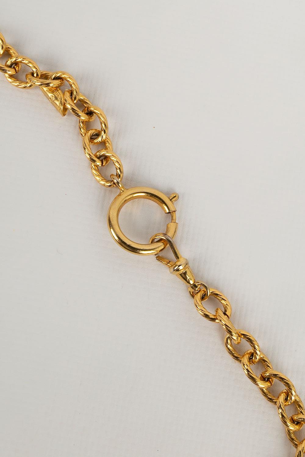 Chanel Collier à breloques en métal doré en vente 3