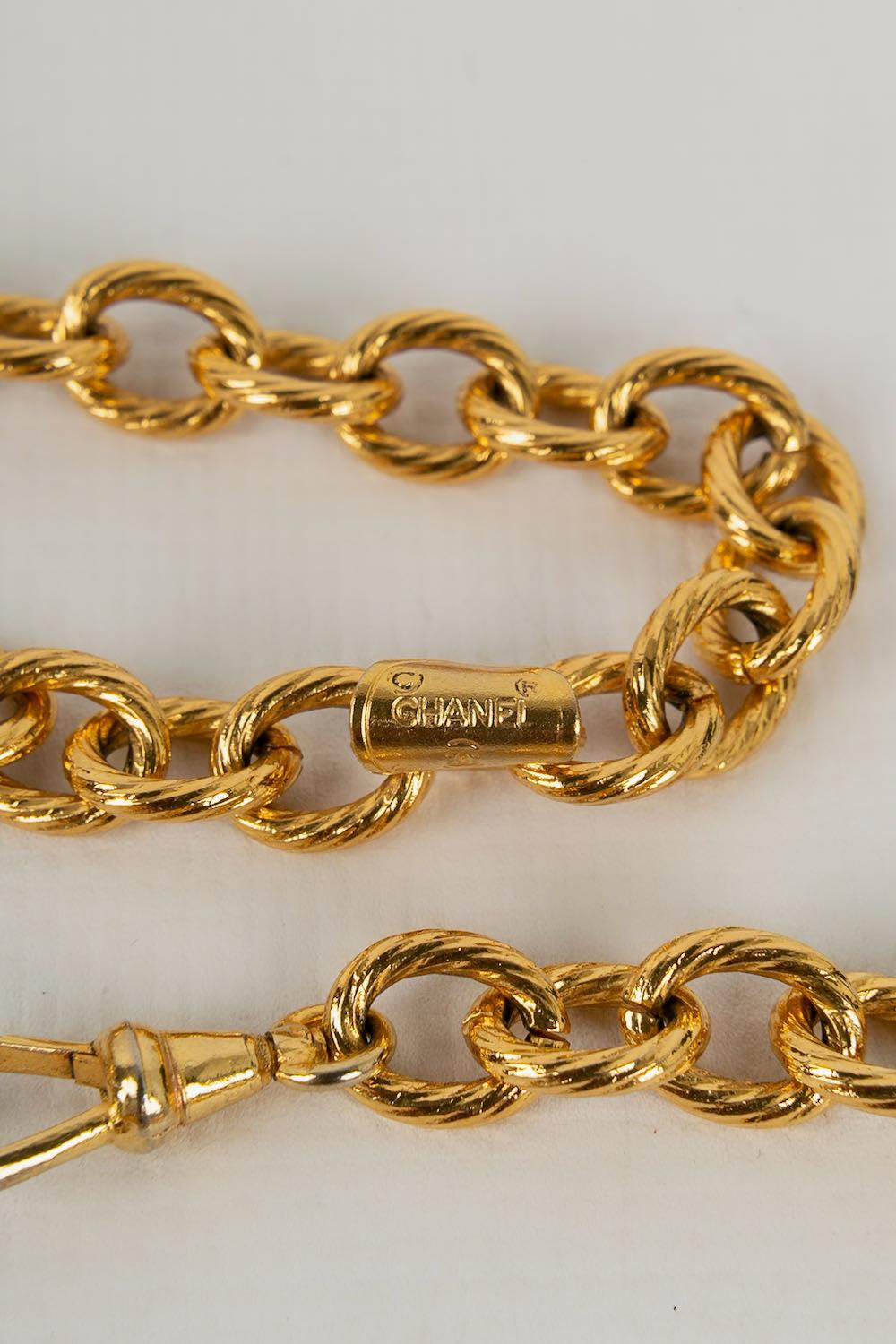 Chanel Collier à breloques en métal doré en vente 4