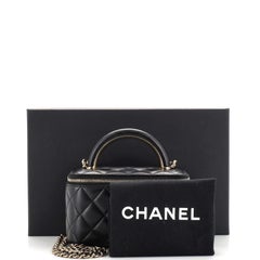 Chanel Charmantes Waschtischgehäuse mit Kette aus gestepptem Lammfell