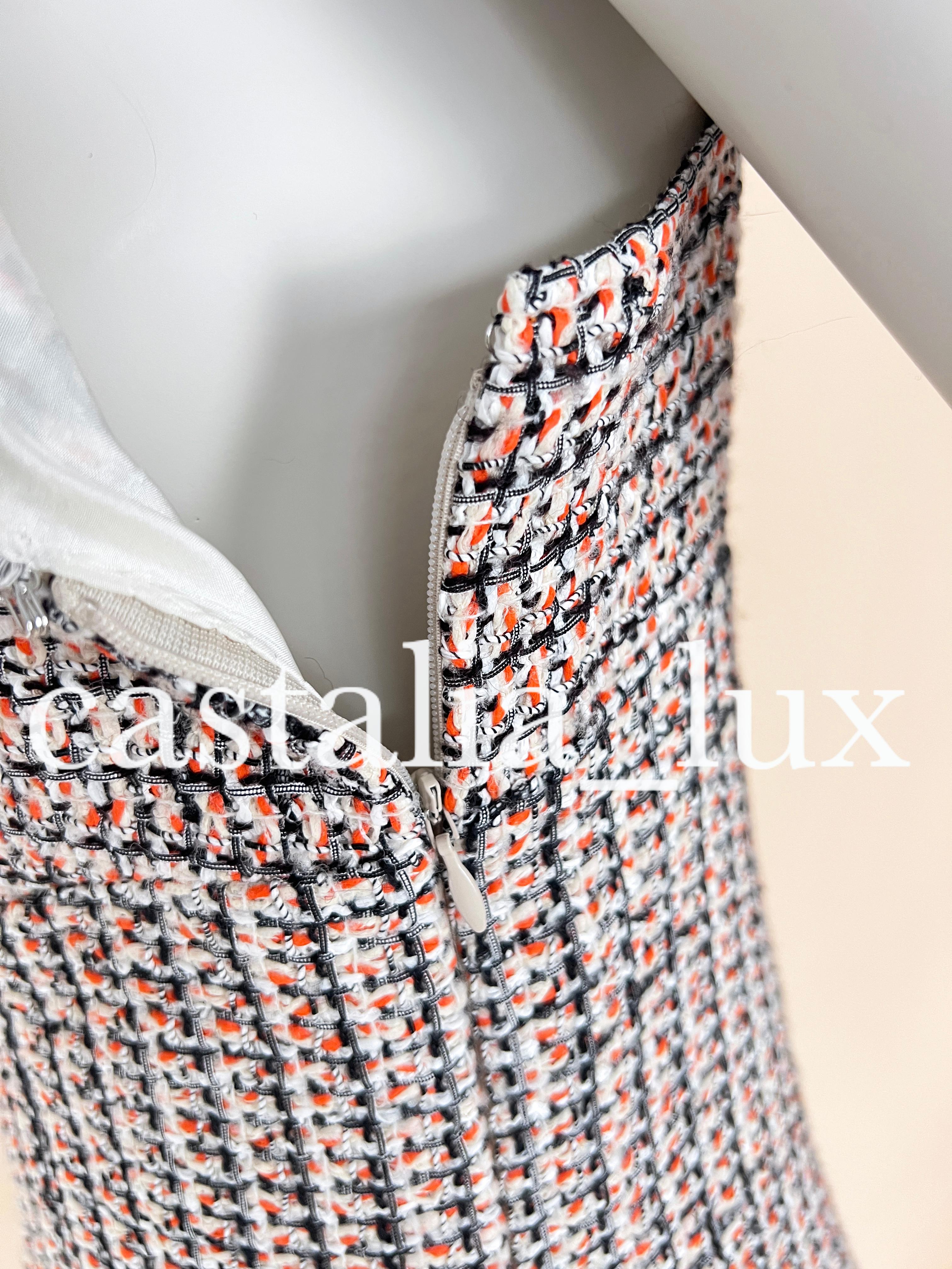 Chanel Charmantes Tweed-Kleid mit Schleife im Angebot 5