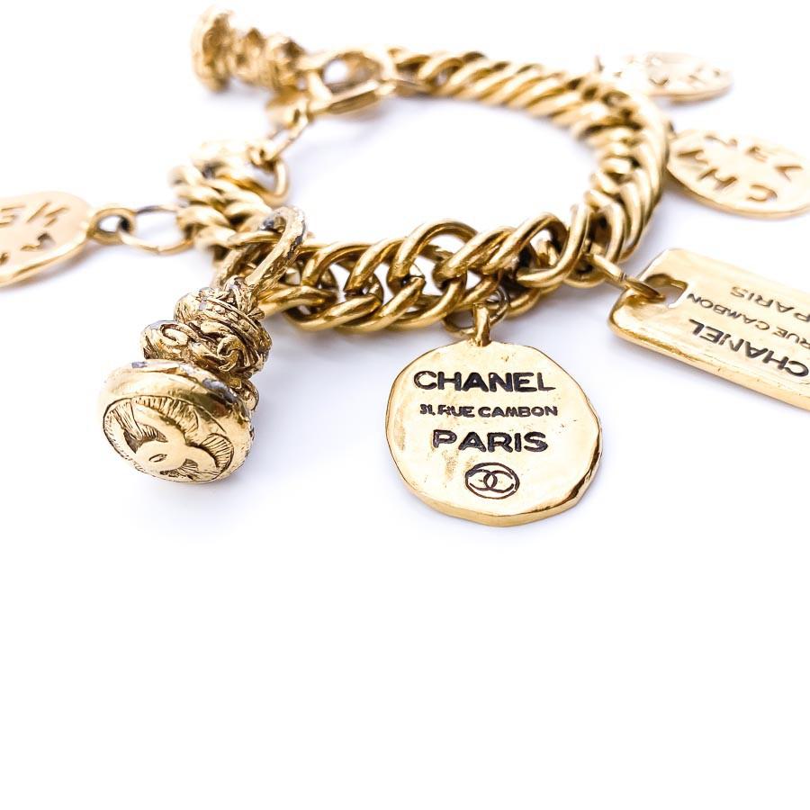 CHANEL Bracelet à Charms en métal doré Pour femmes en vente