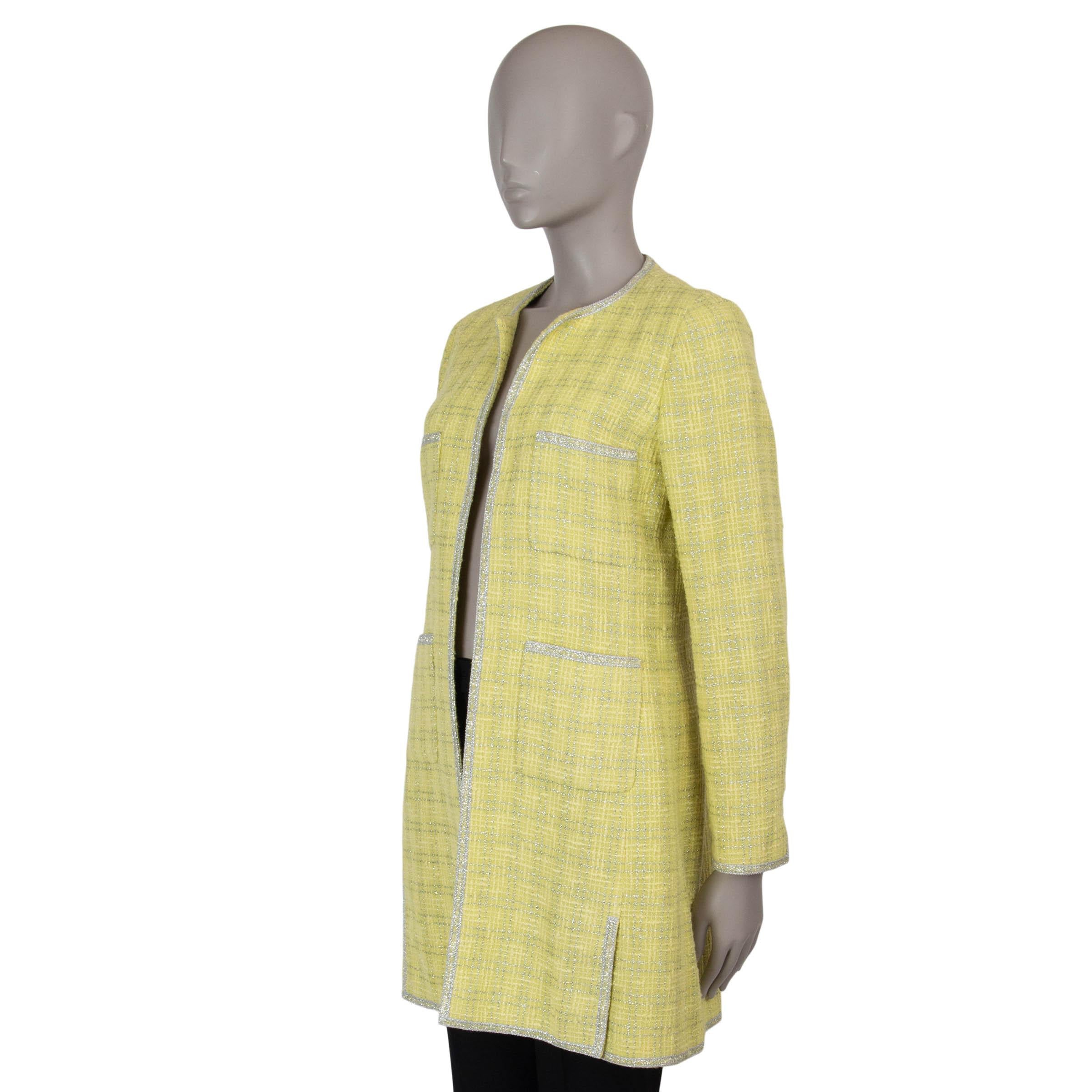 Questo cappotto Chanel color chartreuse, autentico al 100%, è realizzato in una lussuosa miscela di lana (45%), cotone (38%), metallo (15%) e poliammide (2%). Il design aperto è caratterizzato da un motivo a quadretti e da rifiniture in argento