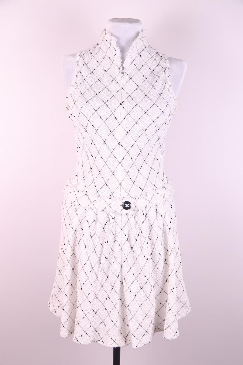 Robe en tweed à carreaux Chanel Crème en vente 5