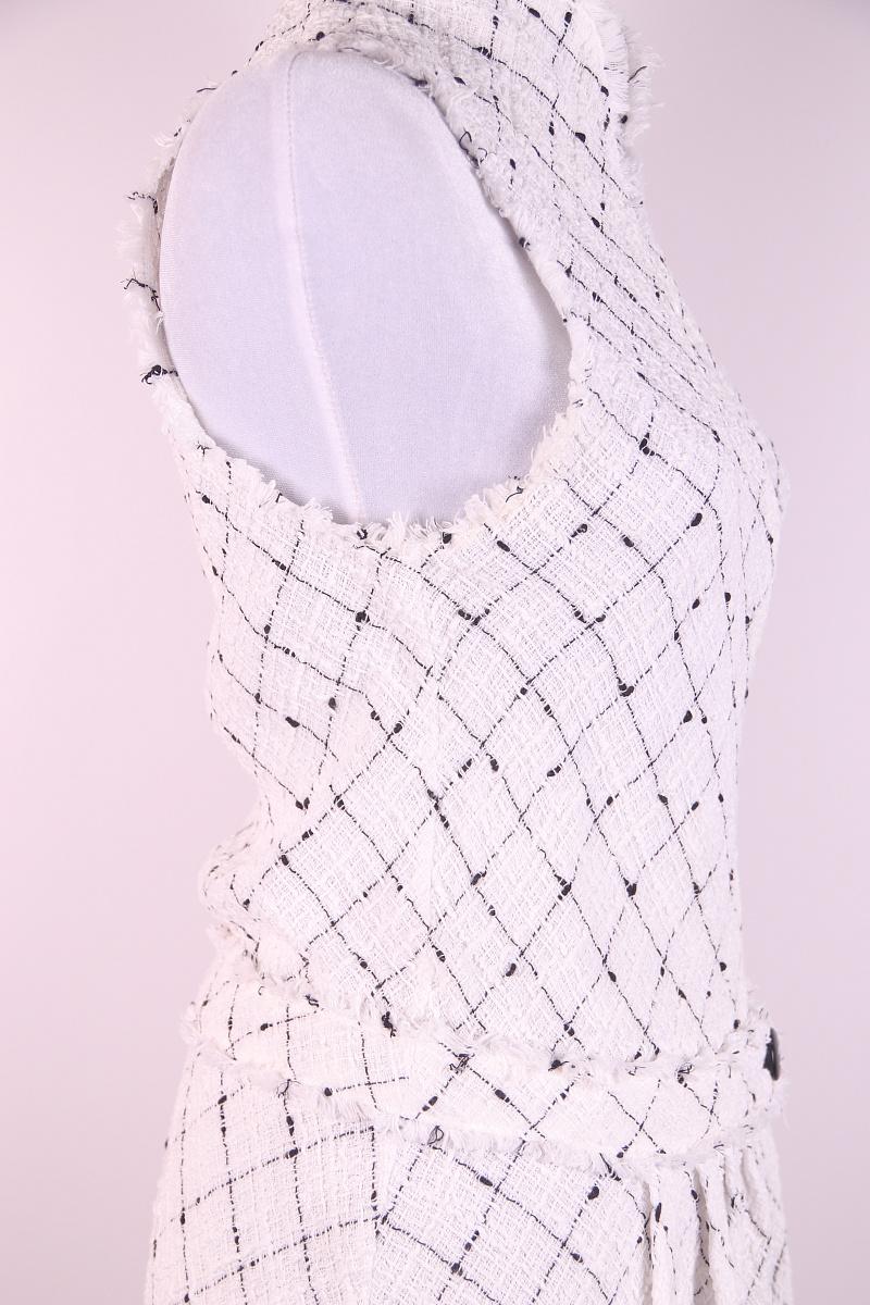 Gris Robe en tweed à carreaux Chanel Crème en vente