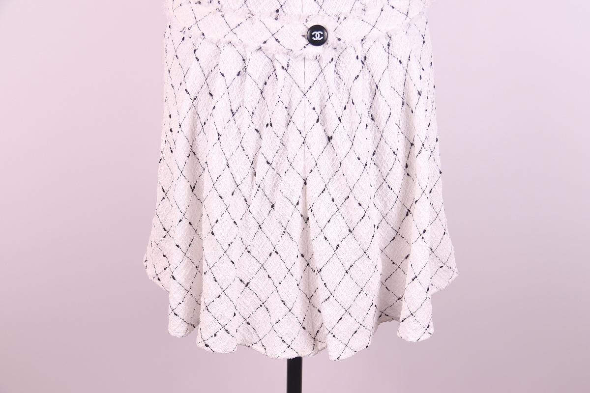 Robe en tweed à carreaux Chanel Crème Bon état - En vente à Алматинский Почтамт, KZ