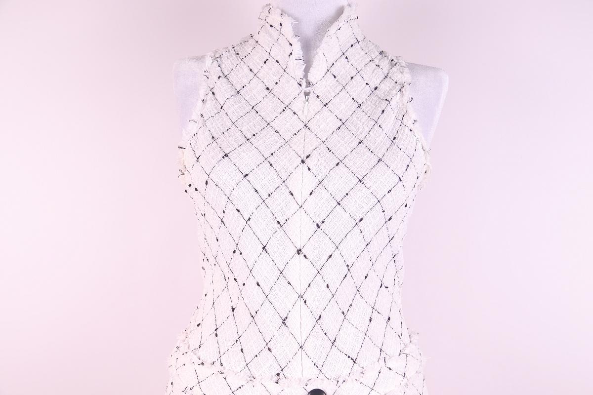 Robe en tweed à carreaux Chanel Crème en vente 4