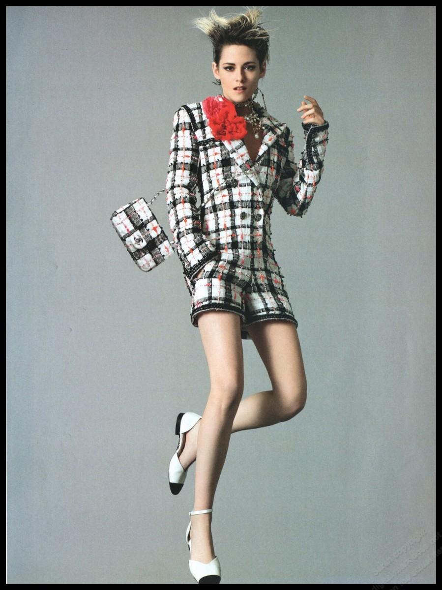 

La tuta Chanel a doppio petto in tweed a scacchi del 2020 è una straordinaria fusione di eleganza classica e stile di strada moderno. Realizzato in un lussuoso tweed a quadri bianchi e neri, questo capo è accentuato da vivaci tonalità di arancione