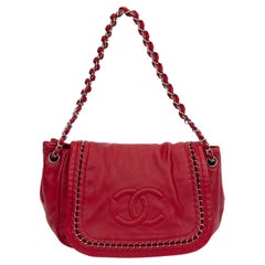 Chanel Kirschrote Handtasche mit Intarsien und Kette