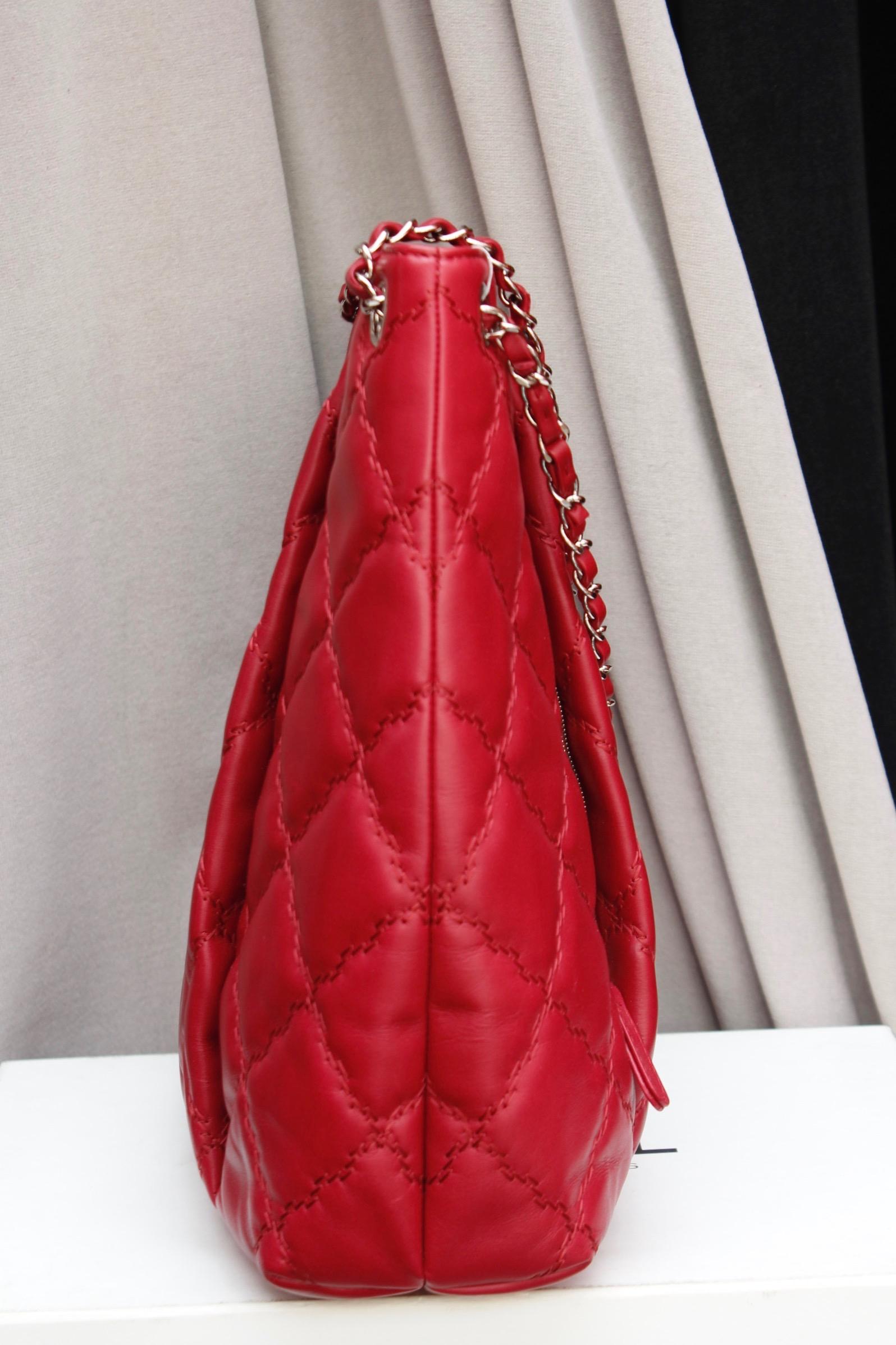 Chanel cherry red quilted leather tote bag, 2010’s In Excellent Condition For Sale In Paris, FR