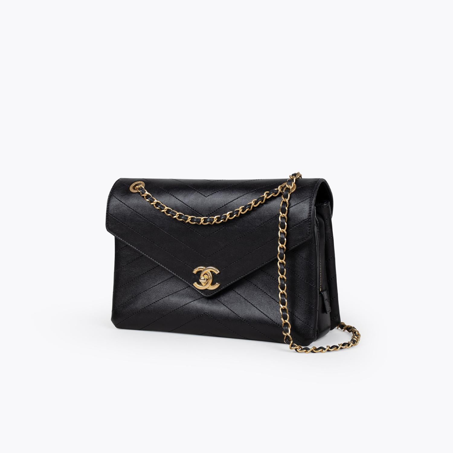 Black Chanel Chevron-quilted Crossbody Bag with

– Gold-antique hardware
– Convertible shoulder strap, with chain-link accents
– Three interior pockets at interior
– One with zip closure at top and CC turn-lock closure at front flap

Overall
