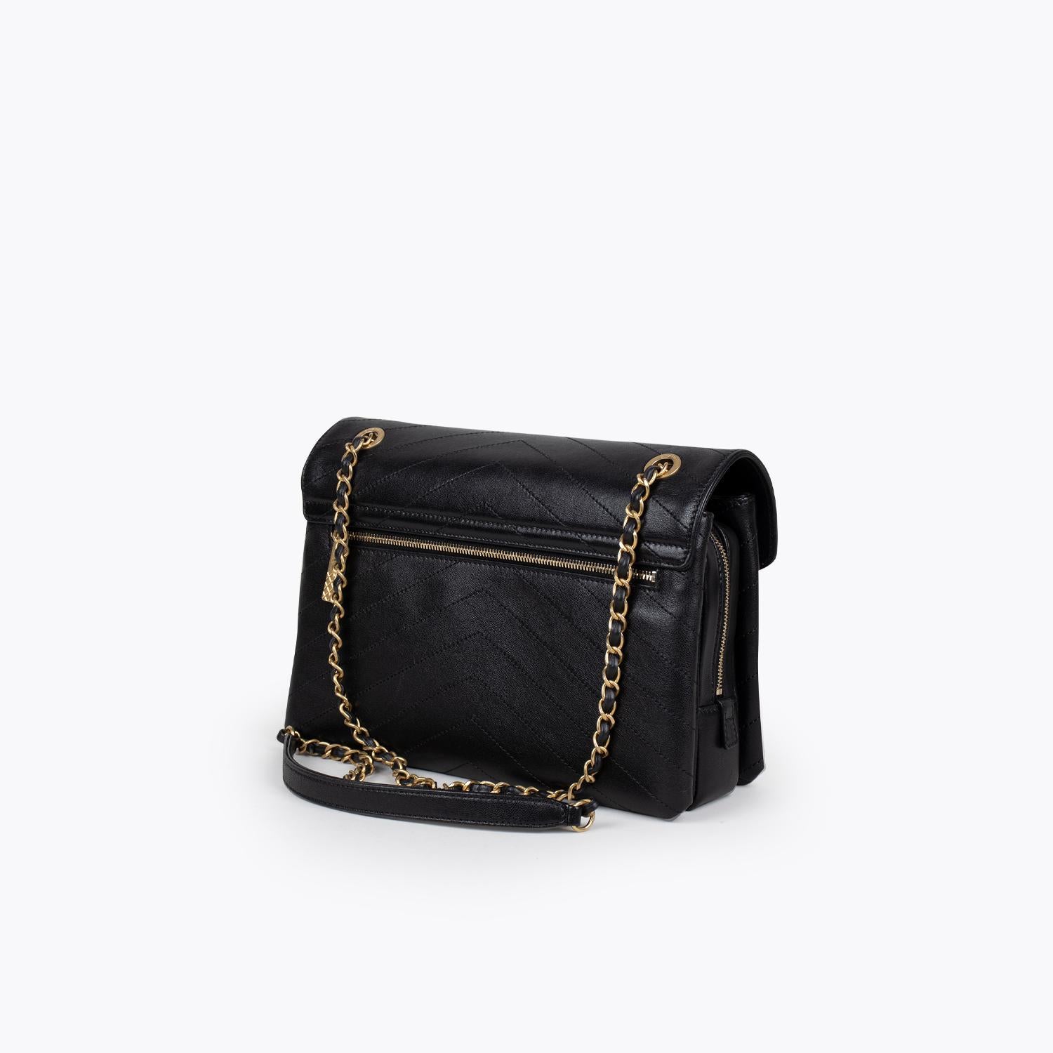 Chanel Chevron Crossbody Bag In Good Condition For Sale In Sundbyberg, SE