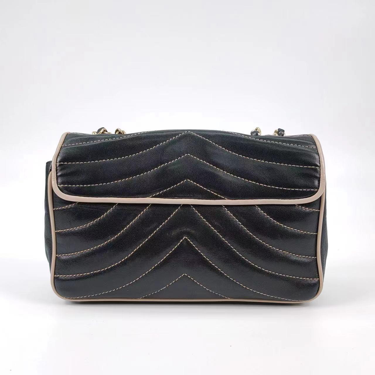 Chanel Chevron Flap Bag in Quilted Lambskin Leather with Gold tone Hardware In Good Condition For Sale In AUBERVILLIERS, FR