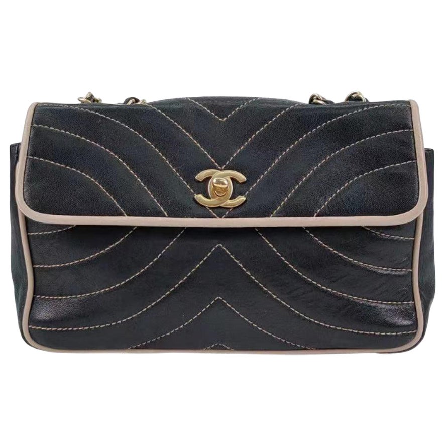 Chanel Chevron Klappentasche aus gestepptem Lammfellleder mit goldener Hardware
